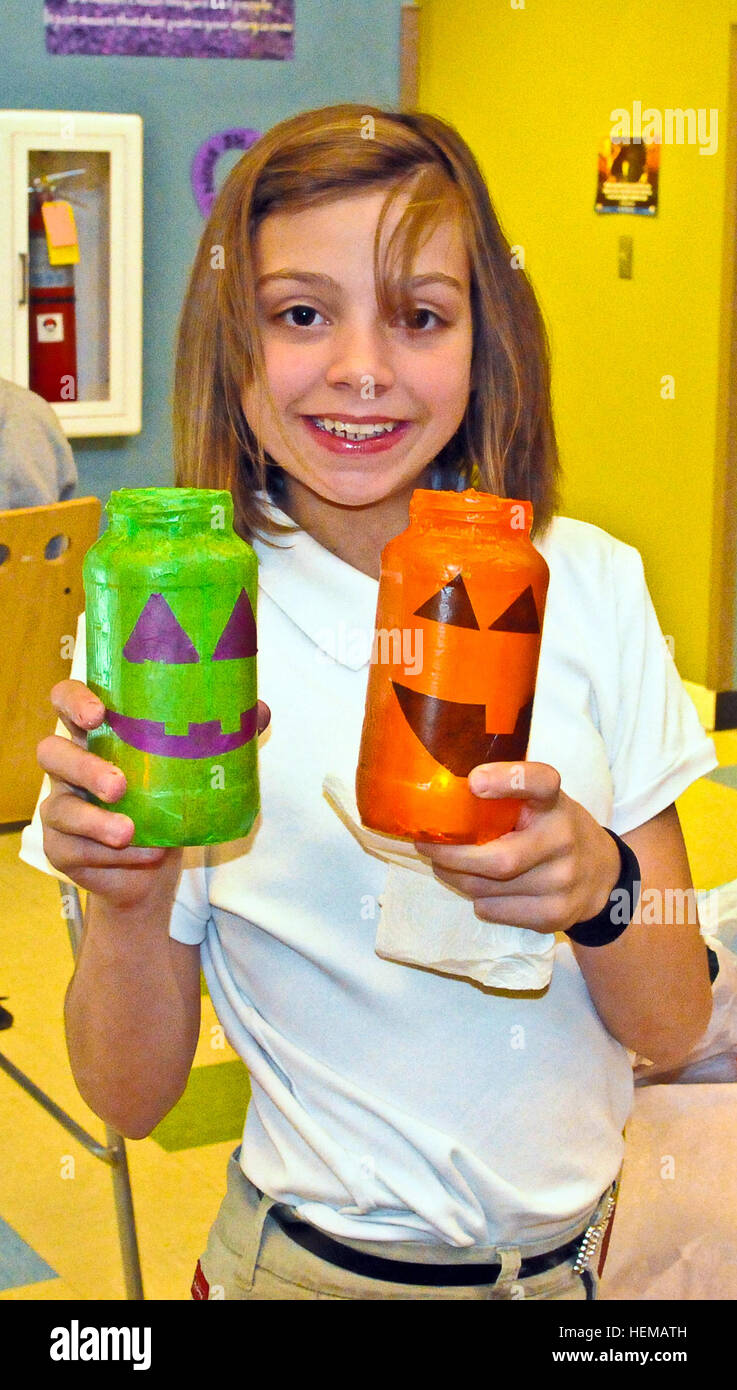 Thalia-Schober, eine Siebtel-Grader von Ross Middle School hält zwei Glas-O-Laternen: dekoratives Glas Einweckgläser, die Halloween-Kürbisse und andere Halloween-Dekoration zu ähneln. Wenn Sie die Kerze auf der Innenseite des Glases Licht gibt es ein buntes Glühen ab, die eine gespenstische festlichen Ambiente hervorbringt, die sie während der Spuk Arts and Crafts Tätigkeit gemacht. Kürbiskopf Arts an der Milam Youth Activity Center 726067 Stockfoto