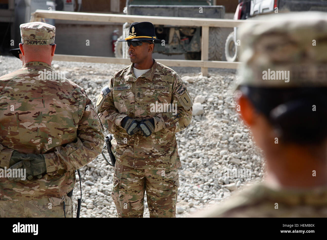 US Army 1st Sgt. Leo Gregoire Jr. mit Delta-Truppe, 1. Staffel, 4. Kavallerie-Regiment, 4th Infantry Brigade Combat Team, 1st Infantry Division spricht während einer Änderung der Verantwortung-Zeremonie im Forward Operating Base Sharana, Provinz Paktika, Afghanistan, 15. Oktober 2012. Eingehenden 1st Sgt. Shantae Gordon erreichen Verantwortung von 1st Sgt. Gregoire sowie mit Delta-Truppe durch die Umschichtung bleiben.  (Foto: U.S. Army Spc. Raymond Schaeffer / veröffentlicht) Änderung der Verantwortung Zeremonie 121015-A-MR490-099 Stockfoto