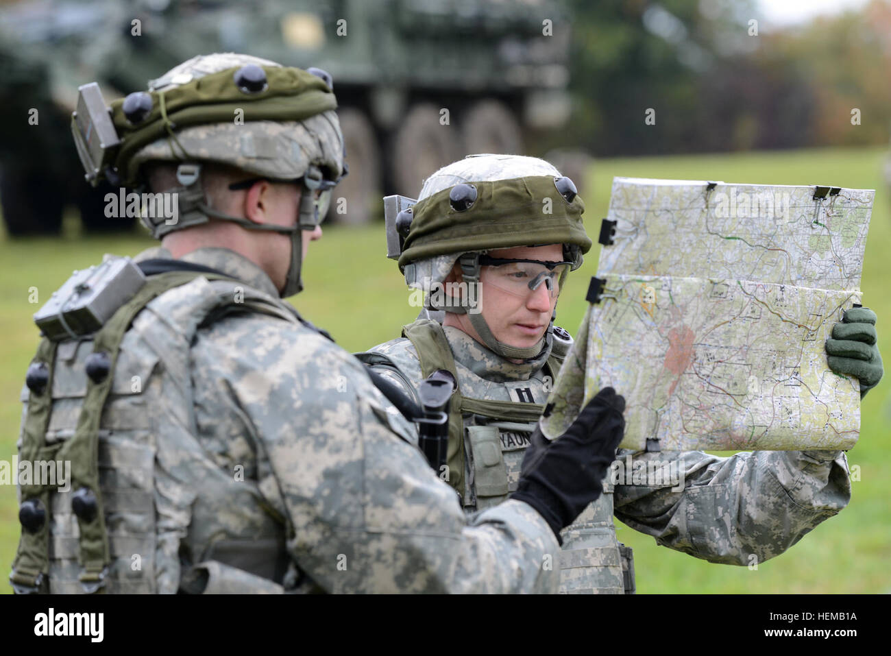 U.S. Army Europa Kapitän Ryan Yaun, 2. Kavallerie-Regiment, auch bekannt als 2CR zugewiesen Studien eine Karte in der Nähe von Grafenwöhr, Deutschland, während Saber Junction 2012, 15. Okt.. Die US Army Europe Übung Saber Junction trainiert die 2CR und 1800 multinationale Partner aus 18 Nationen multinationale Interoperabilität und eine agile, bereit Koalition Kraft zu gewährleisten.  (US-Army in Europa Foto von visuellen Informationen Spezialist Markus Rauchenberger/freigegeben) Saber Junction 2012 121015-A-BS310-013 Stockfoto