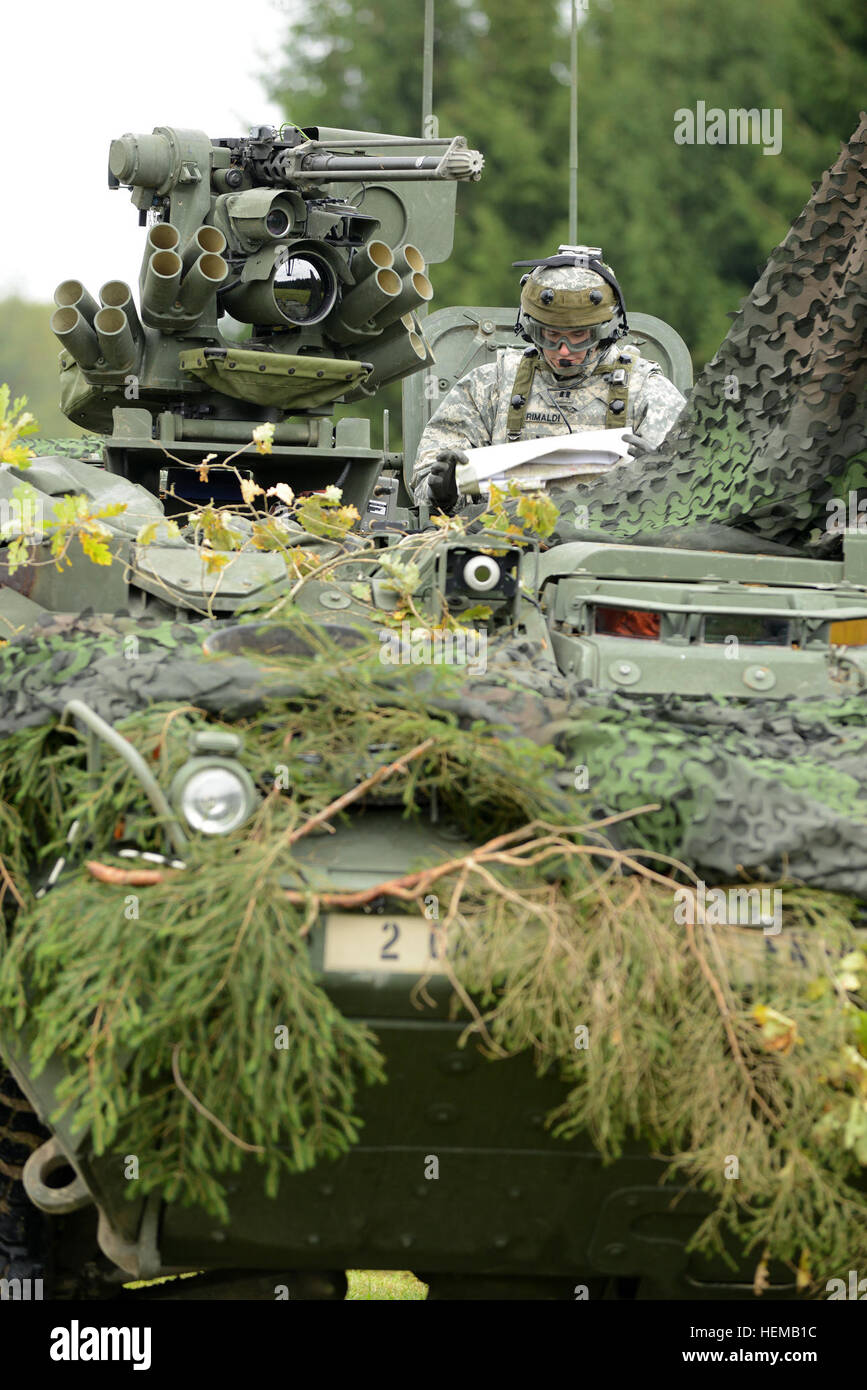US Army Europe Capt Mark Crimaldi, Kommandant der Ingenieur Truppe, 4. Geschwader des 2. Kavallerie-Regiment, eine Karte liest und navigiert das Stryker-Fahrzeug in der Nähe von Grafenwöhr, Deutschland, während Saber Junction 2012 Okt. 15. US-Soldaten der US Army Europe Übung Saber Junction 2012 Züge und 1800 multinationale Partner aus 18 Nationen eine multinationale Interoperabilität und eine agile, bereit Koalition Kraft.  (US-Army in Europa Foto von visuellen Informationen Spezialist Markus Rauchenberger/freigegeben) Saber Junction 2012 121015-A-BS310-044 Stockfoto