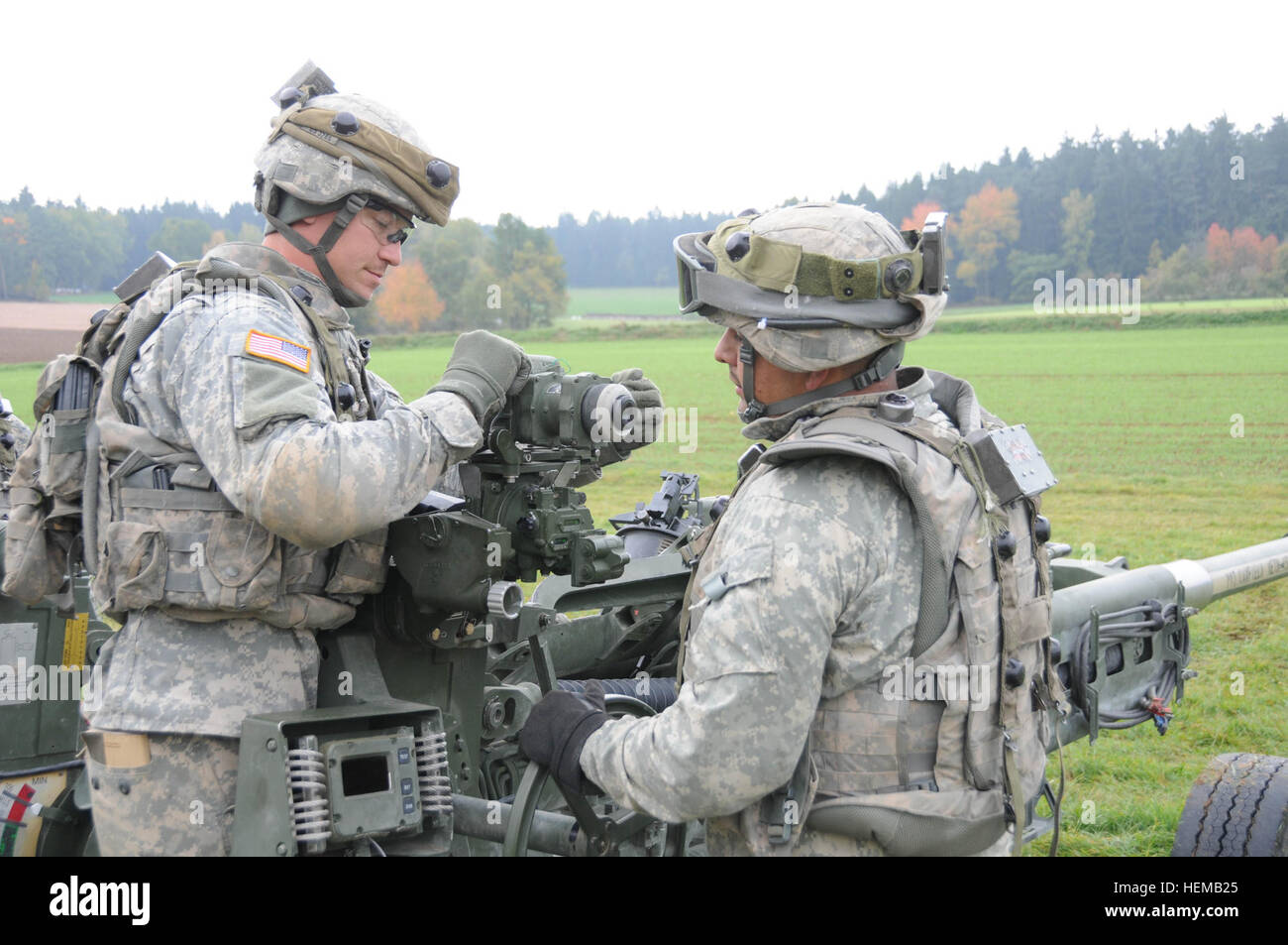 US Armee Staff Sgt. Denver Stubbe von Alpha Batterie Feldartillerie Geschwader, 2. Kavallerie-Regiment unterstützt Pfc Jose Abrgeo mit der Einrichtung einer M183 direkten Feuer Teleskop auf einer Haubitze M777 während einer entscheidenden Aktion Umwelt Übung Saber Junction 2012, in Amberg, Deutschland, 16. Oktober 2012. Saber Junction 2012, der US-Army in Europa der führende Fortbildungsveranstaltung, ist eine große, gemeinsame, multinational, militärische Übung mit Tausenden von Mitarbeitern aus 19 verschiedenen Nationen und Hunderte von militärischen Flugzeugen und Fahrzeugen. Es ist die größte Übung dieser Art, die die US-Armee Eur Stockfoto