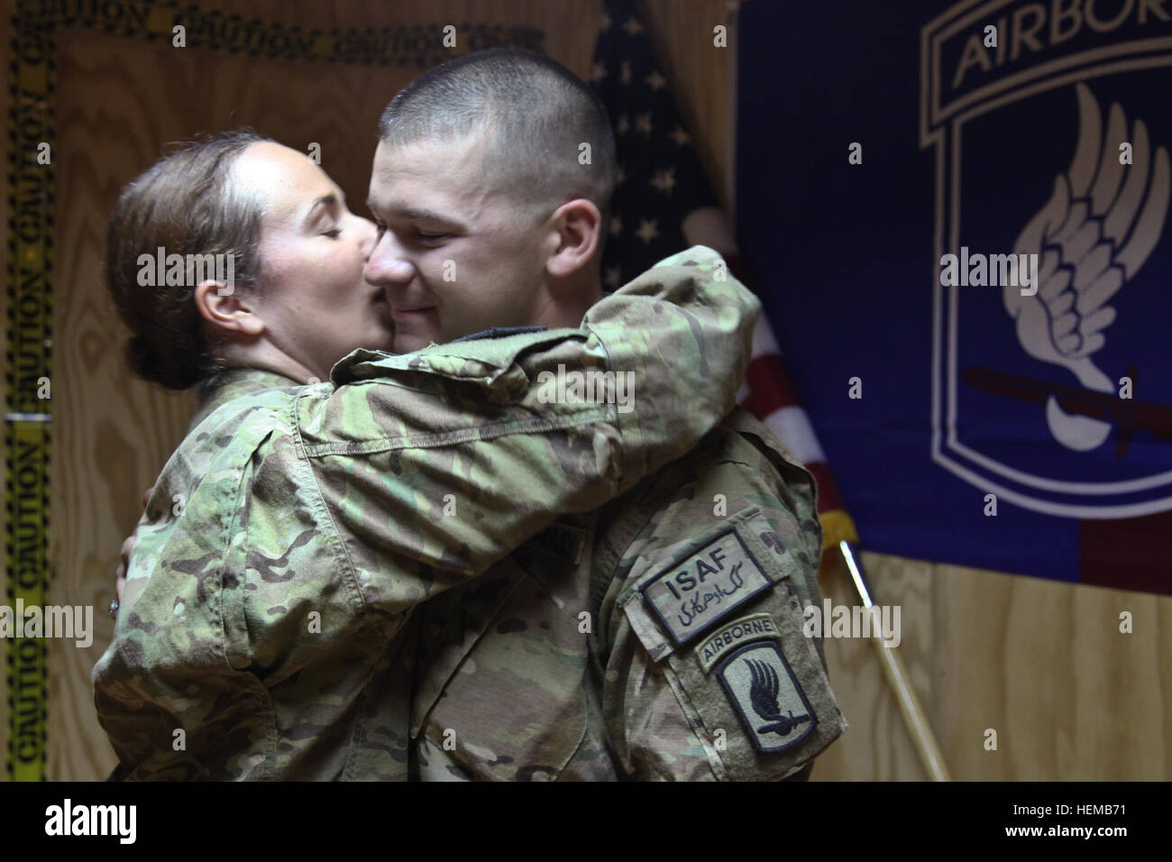 Eine Aufstiegszeremonie findet in der Forward Operating Base Shank, Provinz Logar, Afghanistan statt, wo ein Offizier der US-Armee zum Major innerhalb des 173. Airborne Brigade Combat Teams befördert wird. Stockfoto