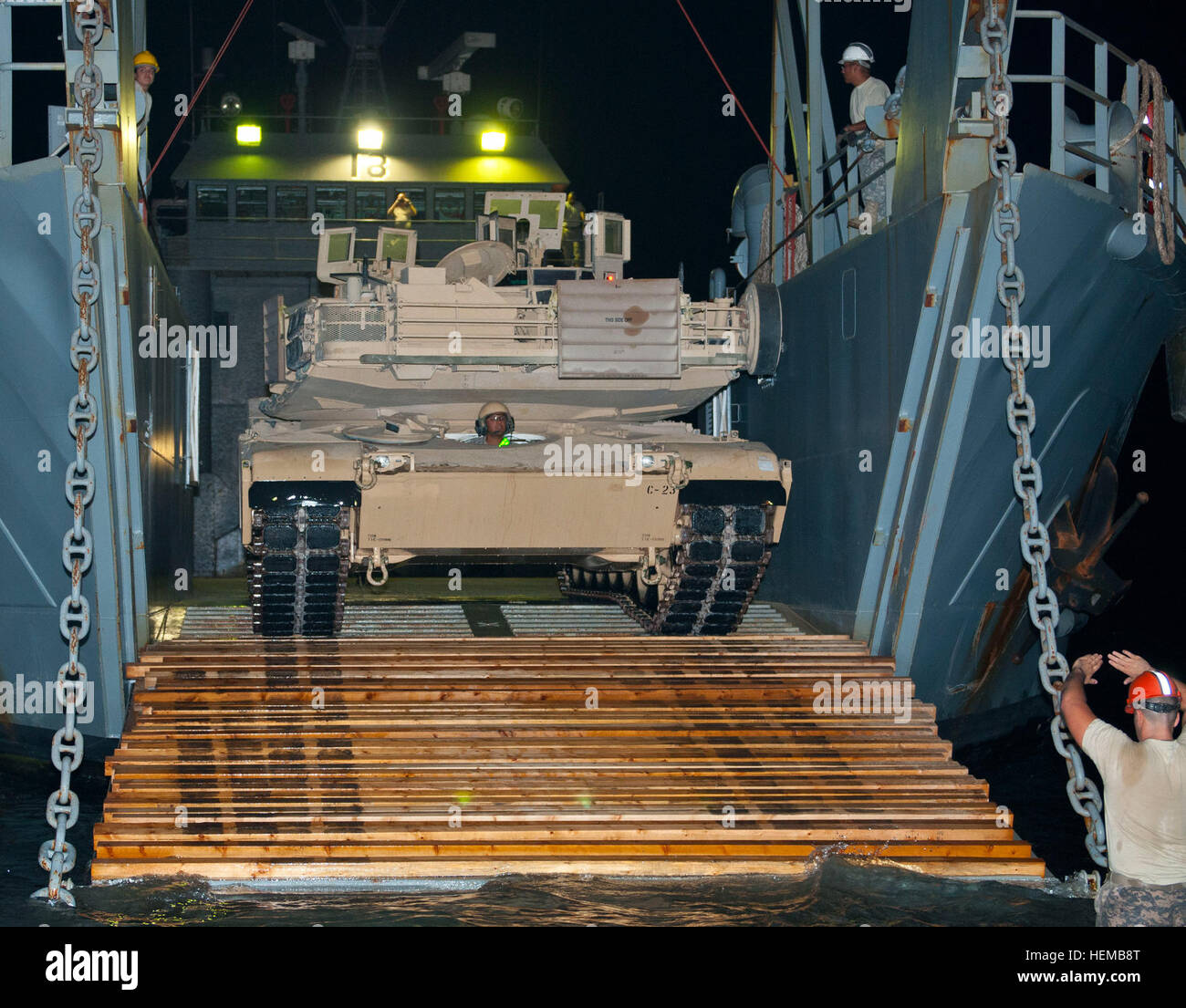 Die Besatzung des USAV Five Forks (LCU 2018) helfen, einen M1A1 Abrams Kampfpanzer, getrieben von Spc. Robert Agwayo Mitglied der 3rd Armored Brigade Combat Team, 3. Infanterie-Division, die Rampe hinauf und auf das Deck des Schiffes im kuwaitischen Marinestützpunkt, Okt. 23. "Es ist das erste Mal, die jeder von uns, je gemacht haben", erklärte 1st Lt. Jacob Glover, gebürtig aus Akron, Ohio und den Tank Zugführer. "Die Eröffnung des Bootes lässt nur ein paar Schritte auf jeder Seite für den Tank, aber ich habe solche erfahrene Fahrer und Crew, dass sie es mit keine Probleme bekommen konnten." (US Armee-Foto Stockfoto