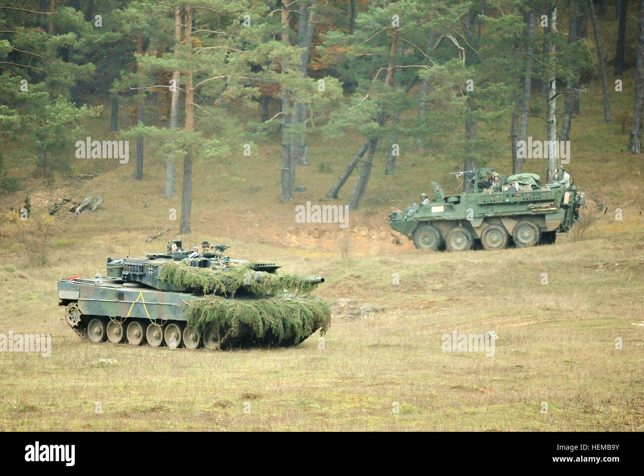 Ein deutsche Armee Leopard II Panzer, 104. Panzer Bataillon, zugewiesen bewegt sich von einem US Army Europa Stryker-Fahrzeug, nach der Zerstörung der Stryker während Saber Junction 2012 bei den Joint Multinational Readiness Center in Hohenfels, Deutschland, Okt. 25, 2. Kavallerie-Regiment zugewiesen. Die US Army Europe Übung Saber Junction Züge U.S. Personal- und 1800 multinationale Partner aus 18 Nationen eine multinationale Interoperabilität und eine agile, bereit Koalition Kraft.  (US-Army in Europa Foto von visuellen Informationen Spezialist Markus Rauchenberger/freigegeben) Armour während Saber Junction 2012 in Ho Stockfoto