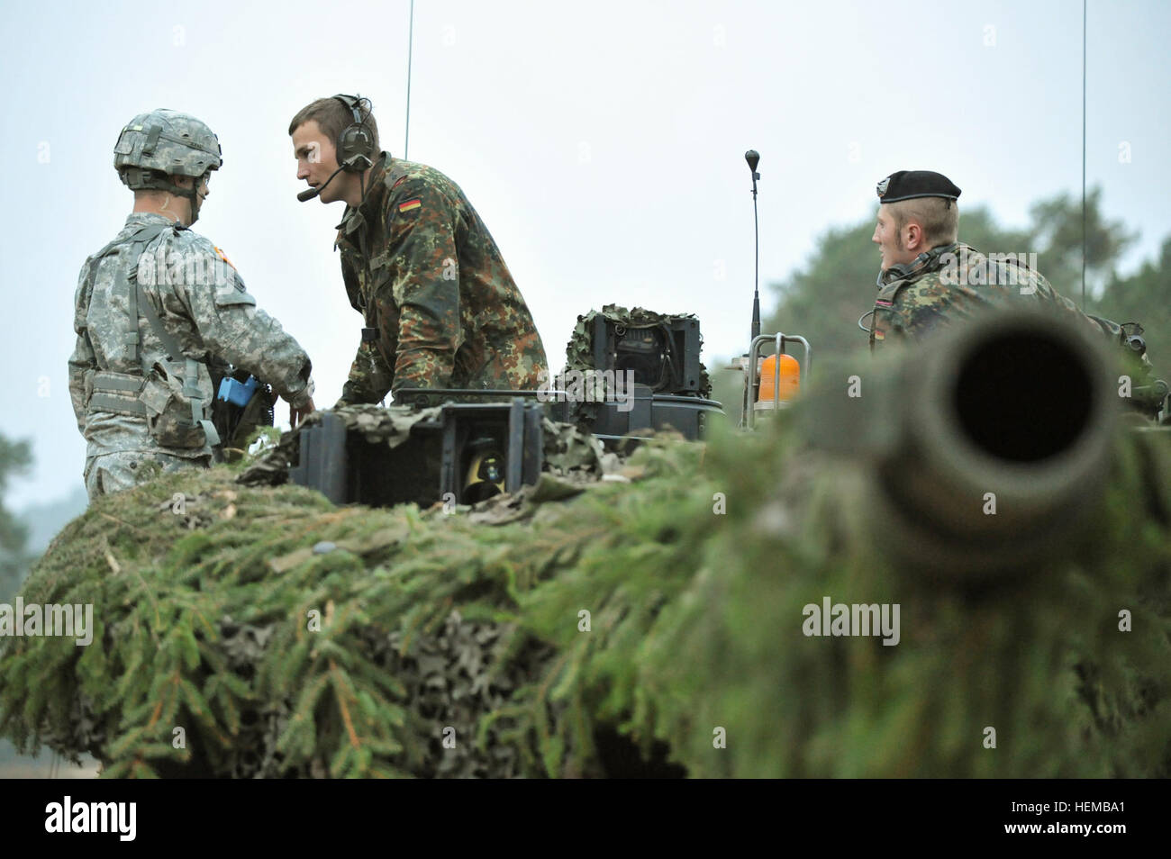 Deutsche Armee Leopard II Panzerkommandant, zugeordnet zum 104. Panzer Bataillon, Gespräche, ein US Army Europa Beobachter-Controller, links, nachdem seine Panzer Säbel Junction 2012 bei den Joint Multinational Readiness Center in Hohenfels, Deutschland, 25. Oktober 2012 getroffen wurde. Die US Army Europe Übung Saber Junction Züge U.S. Personal- und 1800 multinationale Partner aus 18 Nationen eine multinationale Interoperabilität und eine agile, bereit Koalition Kraft. (US Armee-Foto von Markus Rauchenberger/freigegeben) Saber Junction 2012 121025-A-BS310-082 Stockfoto