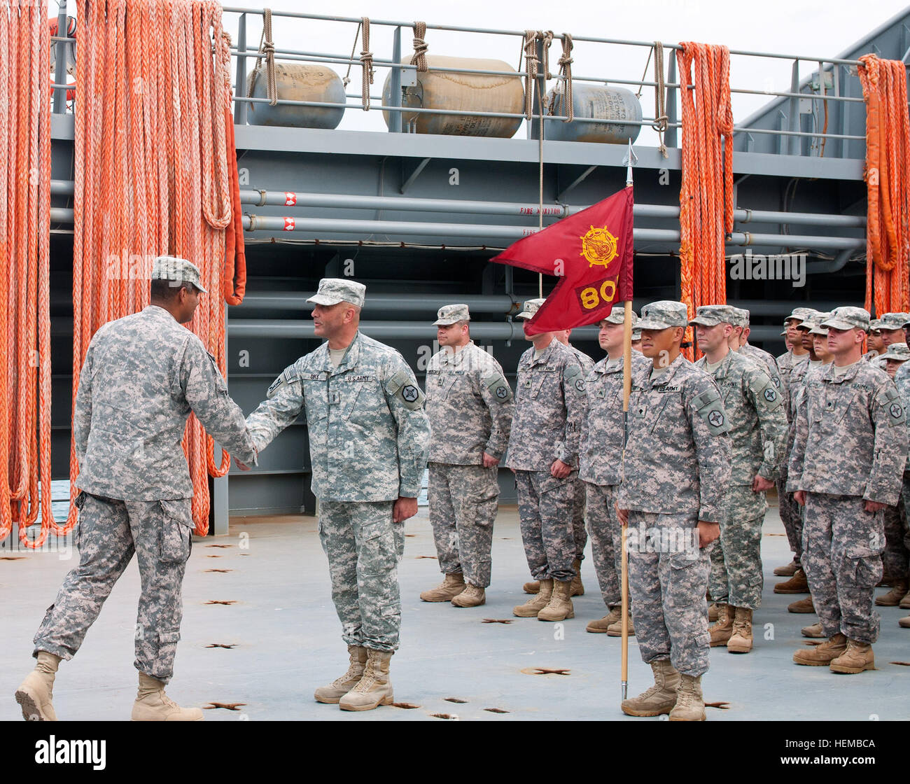 Kommandierender General Third Army, besucht US Army Central Lt. gen Vincent K. Brooks Soldaten an Bord der USAV Generalmajor Robert Smalls (LSV-8) im kuwaitischen Marinestützpunkt, Kuwait, Okt. 27. Brooks dauerte einige Zeit, um die eingehenden Armeereserve Mariners 805th Transport-Abteilung aus Tacoma, Washington zu sprechen "die geleistete Arbeit durch unsere Armee Wasserfahrzeug ist sehr wichtig," sagte Brooks. "Ihr seid unbesungenen Helden, Sie machen es immer wieder passieren und Sie machen uns stolz." (US Army Photo by Staff Sgt Peter J. Berardi, 316th Sustainment Command (Expeditionary)) Generalleutnant Brooks Besuche mit der Besatzung der Stockfoto