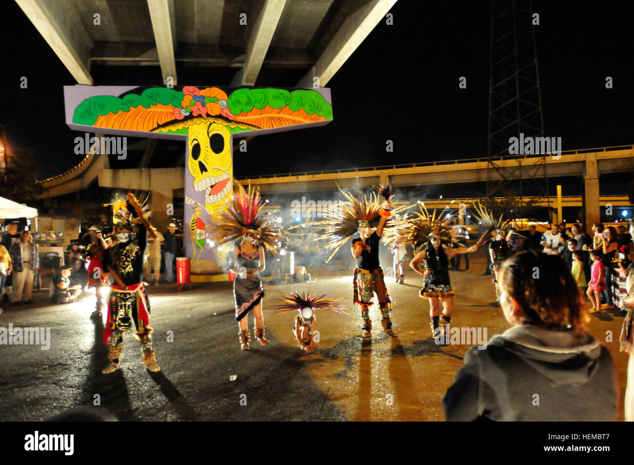 Gekleidet in traditioneller Tracht der aztekische Tänzer vor einem neuen Wandbild des Künstlers Gabriel S. Gaytan während der jährlichen Dia de Los Muertos Feier im Lincoln Park in El Paso, 4. November 2012. Die Gemeinschaft sammeln enthalten Künstler Stände und Altäre mit traditionellen Schädel, Lebensmittel-Angebote eingerichtet und gerahmte Fotos um ihre Angehörigen zu gedenken. (Foto: US-Armee Sgt. Richard Andrade 16. Mobile Public Affairs Abteilung) Dia de Los Muertos ist eine Feier des Lebens 782601 Stockfoto