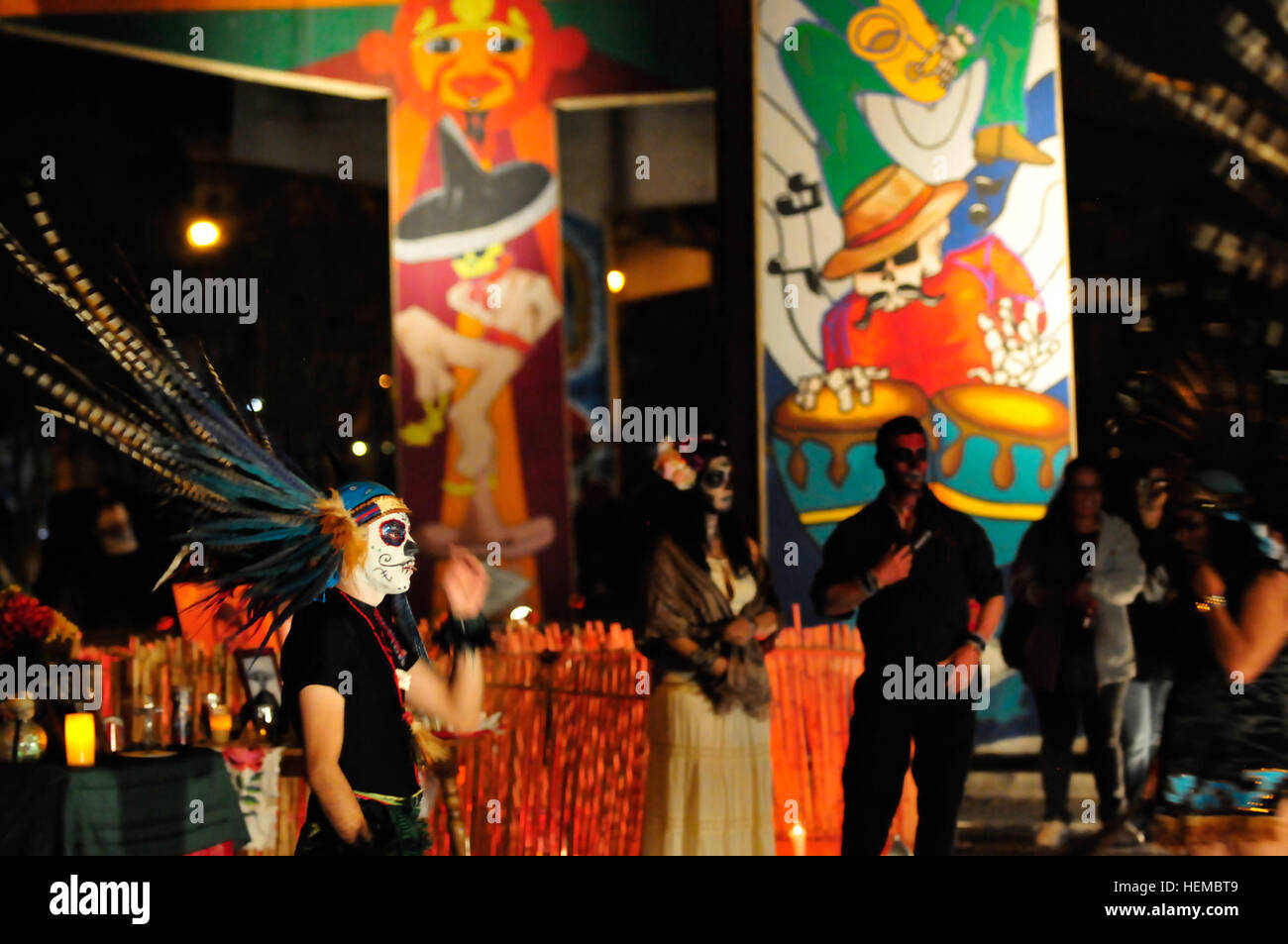 Gekleidet in traditioneller Tracht der aztekische Tänzer nimmt sich eine Auszeit nach der Durchführung einer Danza Azteca, eine traditionelle aztekische Tanz Anzeige während der Dia de Los Muertos Feier im Lincoln Park in El Paso, 4. November 2012 statt. Die Abendvorstellung war der Höhepunkt der Veranstaltungen, bei denen eine Präsentation eine neue Wandbild des Künstlers Gabriel S. Gaytan vorgestellt wurde. Die outdoor-Event enthalten Künstler Stände und Altäre mit Kerzen, Lebensmittel-Angebote eingerichtet und gerahmte Fotos zur Erinnerung an vergangene lieben. (Foto: US-Armee Sgt. Richard Andrade 16. Mobile Public Affairs Abteilung) Dia de Los Muertos Stockfoto