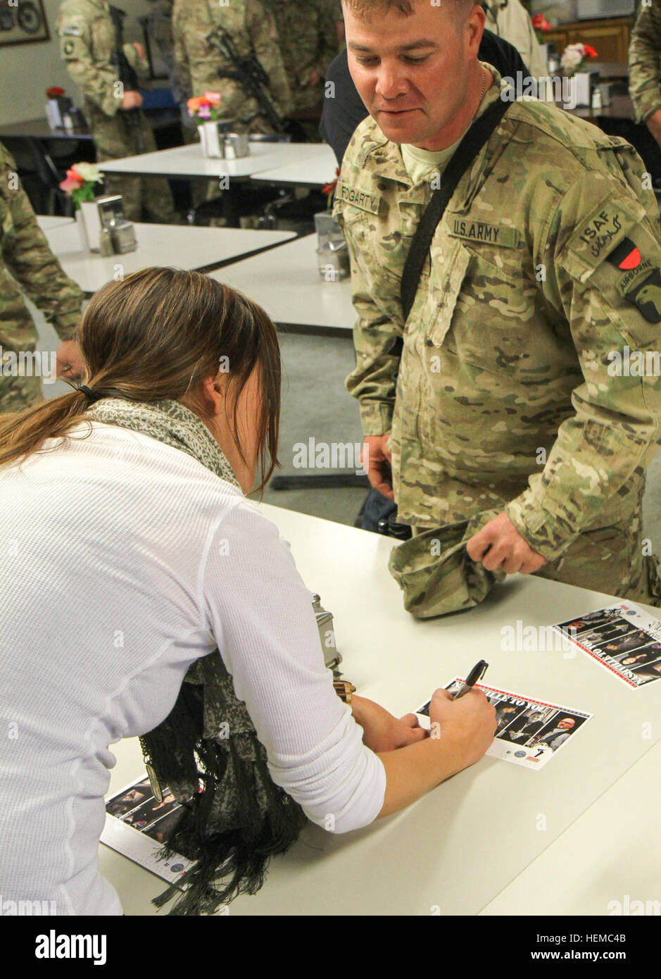 Grammy Award Gewinner Songschreiber Hillary Lindsey unterschreibt ein Autogramm für Sgt. Brian Fogarty, ein Soldat, Headquarters Troop, 1. Staffel, 33. Kavallerieregiment, 3rd Brigade Combat Team "Rakkasans," 101st Airborne Division (Air Assault), während einer Autogrammstunde nach Nashville, um Sie Tour am Camp Clark, 15. November 2012 zugewiesen. Die Tour vorgestellten Nashvilles besten Songschreibern und Interpreten wie reisten sie in ganz Afghanistan für Soldaten. (Foto: US-Armee Sgt. 1. Klasse Abram Pinnington, TF 3/101 PAO) Nashville kommt zu Soldaten 121115-A-AY560-425 Stockfoto