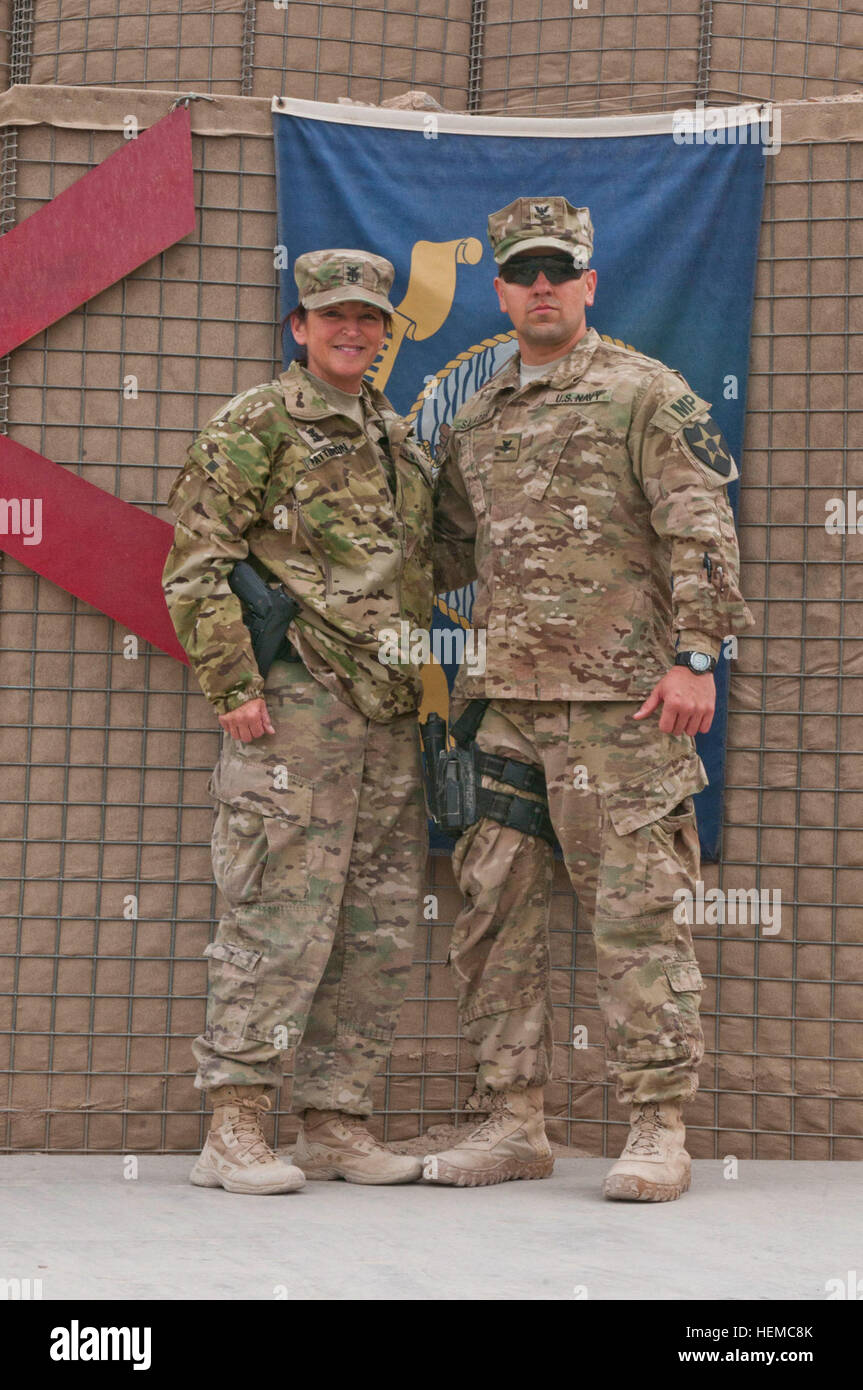 Ein Seemann und Hundeführer der US Navy erhält während einer Zeremonie auf der Forward Operating Base Masum Ghar, Afghanistan, eine Beförderung, in der er Service- und operative Beiträge anerkennt. Stockfoto