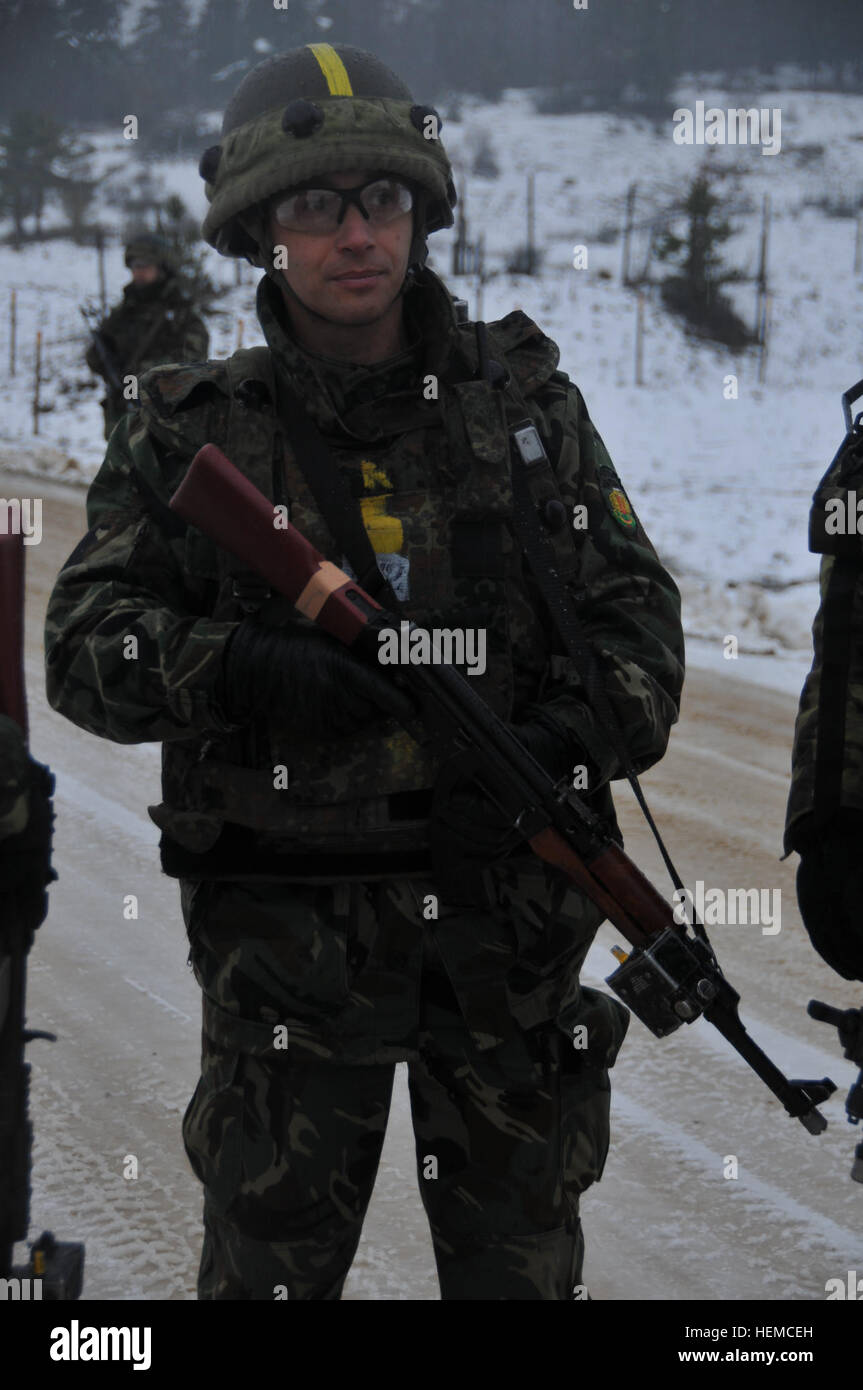 Bulgarische Generalmajor Tsvetan Rusinov zieht Sicherheit während einer militärischen Beratungsteam (MAT)-Übung bei der Joint Multinational Readiness Center in Hohenfels, Deutschland, 4. Dezember 2012. Matten und Polizei Beratungsteam Rotationen sollen replizieren die Einsatzumgebung Afghanistan während der Vorbereitung Teams für Aufstandsbekämpfung und improvisierten Sprengkörpern Operationen mit der Fähigkeit zu trainieren, beraten und ermöglichen die Afghanistan National Army und der Nationalpolizei Afghanistan.  (US Armee-Foto von Sgt. Kirk Evanoff/freigegeben) Militärische und polizeiliche Beratung Training II bei der gemeinsamen Multinati Stockfoto