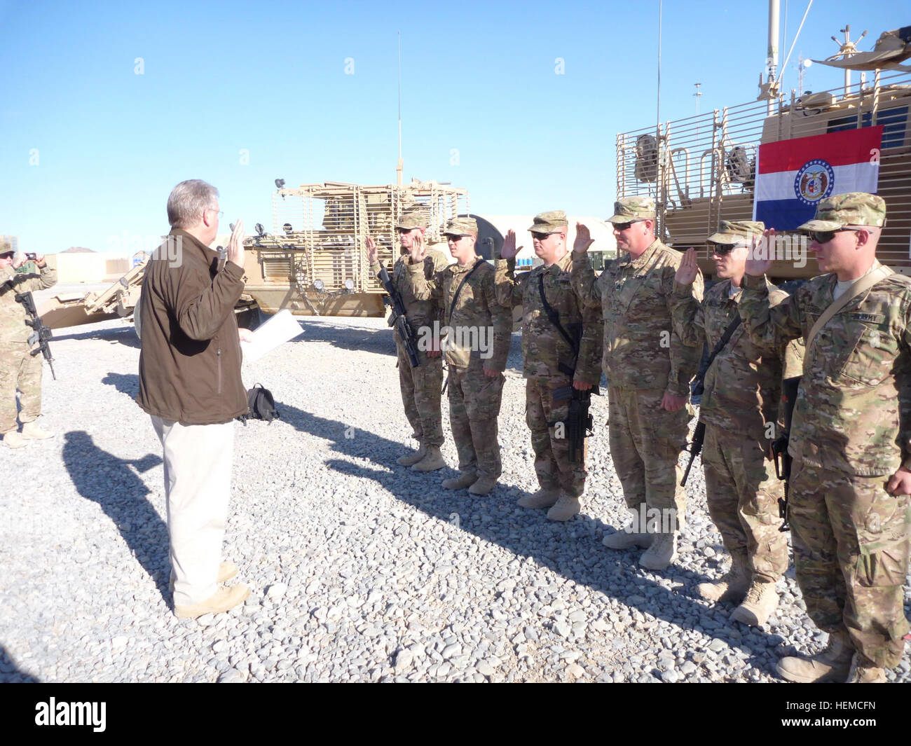Gouverneur von Missouri Jeremiah W. "Jay" Nixon gibt den Eid der Eintragung zu sechs Soldaten der Nationalgarde Missouri, wie sie beim Einsatz in Südafghanistan, Dez. 5 Re-enlist. Links nach rechts aufgeführt in der Schlange: CPL. Walter Koon, Sgt. Tyler Esselman, Sgt. Jason Vails, Staff Sgt Jonathan Bollinger, Spc. David Vaughn, Spc. Jerome Kluesner. (Foto: US Army Captain Paul Wyckoff, Task Force Outlaw Public Affairs) Missouri Gouverneur besucht Truppen in Afghanistan 121205-A-ZL539-106 Stockfoto