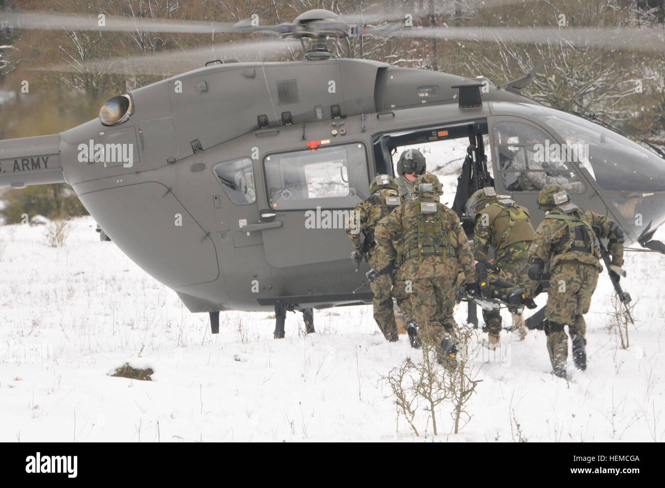 Polnische Armeesoldaten tragen einen rumänischen Soldaten, um einen Hubschrauber UH-72 Lacota eine simulierte medizinische Evakuierung während einer militärischen Beratungsteam (MAT)-Übung auf der Joint Multinational Readiness Center in Hohenfels, Deutschland, 5. Dezember 2012. Matten und Polizei Beratungsteam Rotationen sollen replizieren die Einsatzumgebung Afghanistan während der Vorbereitung Teams für Aufstandsbekämpfung und improvisierten Sprengkörpern Operationen mit der Fähigkeit zu trainieren, beraten und ermöglichen die Afghanistan National Army und der Nationalpolizei Afghanistan.  (US Armee-Foto von Spc. Jordan Fuller/freigegeben Stockfoto