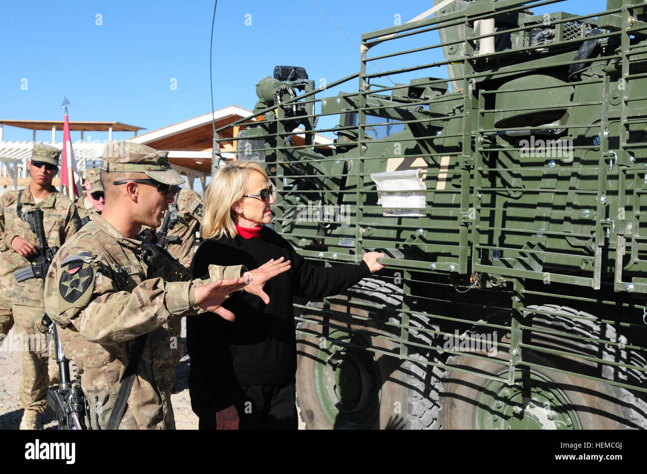 Sgt. 1. Klasse Jason Packard, 8. Staffel, 1. Kavallerie-Regiment, 2nd Stryker Brigade Combat Team, 2. US-Infanteriedivision zugewiesen und an Task Force Stahl bei FOB Frontenac, erklärt einige der Funktionen des Fahrzeugs Stryker ARIZ gov Janice K. Brewer, 5 Dez.  Dies ist Gouverneur Brewer erster Besuch in Afghanistan seit der Amtseid auf 21. Januar 2009. (Foto: U.S. Army Sgt Uriah Walker, RC (S) Public Affairs) 121205-A-AP855-144 Arizona Gouverneure von Missouri besuchen bereitgestellte Truppen im Süden Afghanistans 121205-A-AP855-144 Stockfoto