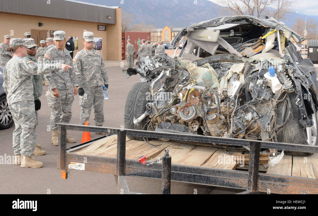 Staff Sgt Samantha Brenneman, Leichenhalle Angelegenheiten Spezialist, Hauptsitz und Stabskompanie, 204. Brigade Support Battalion, 2nd Brigade Combat Team, 4. US-Infanteriedivision, links, weist darauf hin bestimmter Schäden Pvt. Shameika Horton, Food-Service-Spezialist, Sgt. Alfredo Montero, Rüstung Crewman, und Pvt. Darin Stevens, Radfahrzeug Mechaniker alle von HHC, auf ein Auto bei einem Crash verwendet einrichten auf Fort Carson anzeigen , 5. Dezember 2012. Brenneman ermutigt Soldaten nicht trinken und fahren und achten Sie auf die Lehrer. (Foto: U.S. Army Staff Sgt Andrew Porch, 2. BCT, 4. Inf. Div.) Punkt Stockfoto
