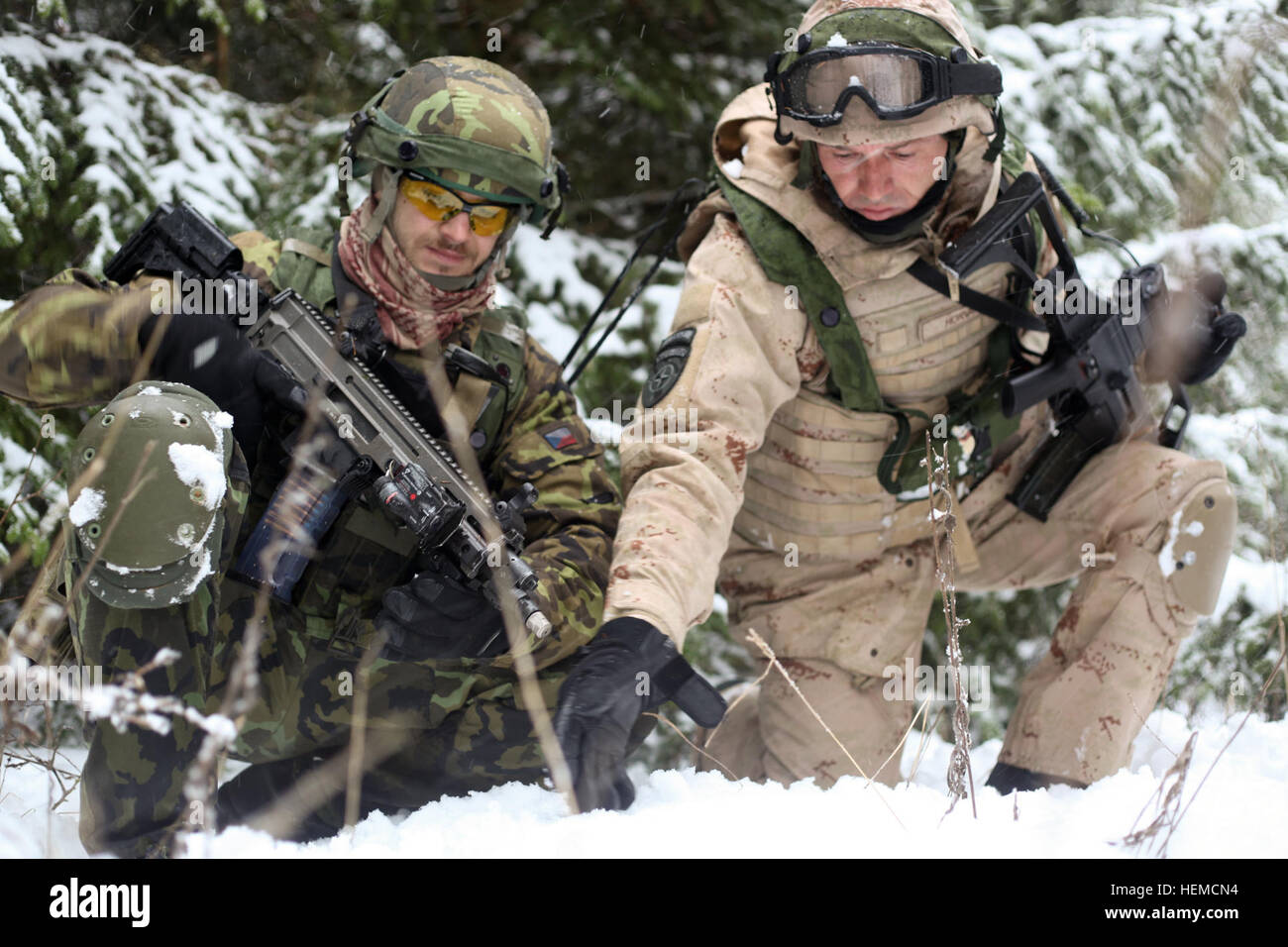 Tschechische Armee Sgt. Van Kmecik und kroatische Armee Master Sgt. Bravko Horvat diskutieren Patrouillenrouten während Patrouillen durch den Wald während einer militärischen Beratungsteam (MAT)-Übung auf der Joint Multinational Readiness Center in Hohenfels, Deutschland, 10. Dezember 2012. Matten und Polizei Beratungsteam Rotationen sollen replizieren die Einsatzumgebung Afghanistan während der Vorbereitung Teams für Aufstandsbekämpfung und improvisierten Sprengkörpern Operationen mit der Fähigkeit zu trainieren, beraten und ermöglichen die Afghanistan National Army und der Nationalpolizei Afghanistan.  (US Armee-Foto von Spc. Tri Stockfoto