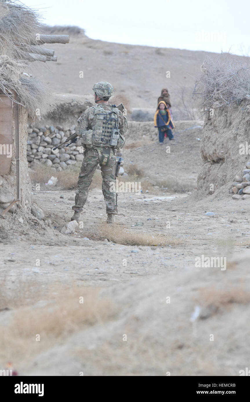 Mississippi nationaler Gardist, Sgt. Bradley Thomas von Noxapater, Frl., bietet Sicherheit in Terwoki Dorf, während andere Mitglieder der landwirtschaftlichen Entwicklungsteam Frl. NG Karez Reinigungsgerät in Zabul Provinz, Afghanistan, 14. Dezember 2012 entladen.  Zabul ADT hilft Dörfer in Tarnek wa Jaldak Bezirk Zabul Provinz ihre Karez-Systems auf Beschädigungen zu überprüfen und dann die Dörfer Darlehen die erforderliche Ausrüstung für Reparaturen.  Ein Karez ist ein System von unterirdischen Kanälen, die Wasser aus dem Aquifer in höheren Lagen zu Bereichen Hang hinunter tragen.  (US Armee-Foto von Sgt. Lori Bilyou) Ein Stockfoto