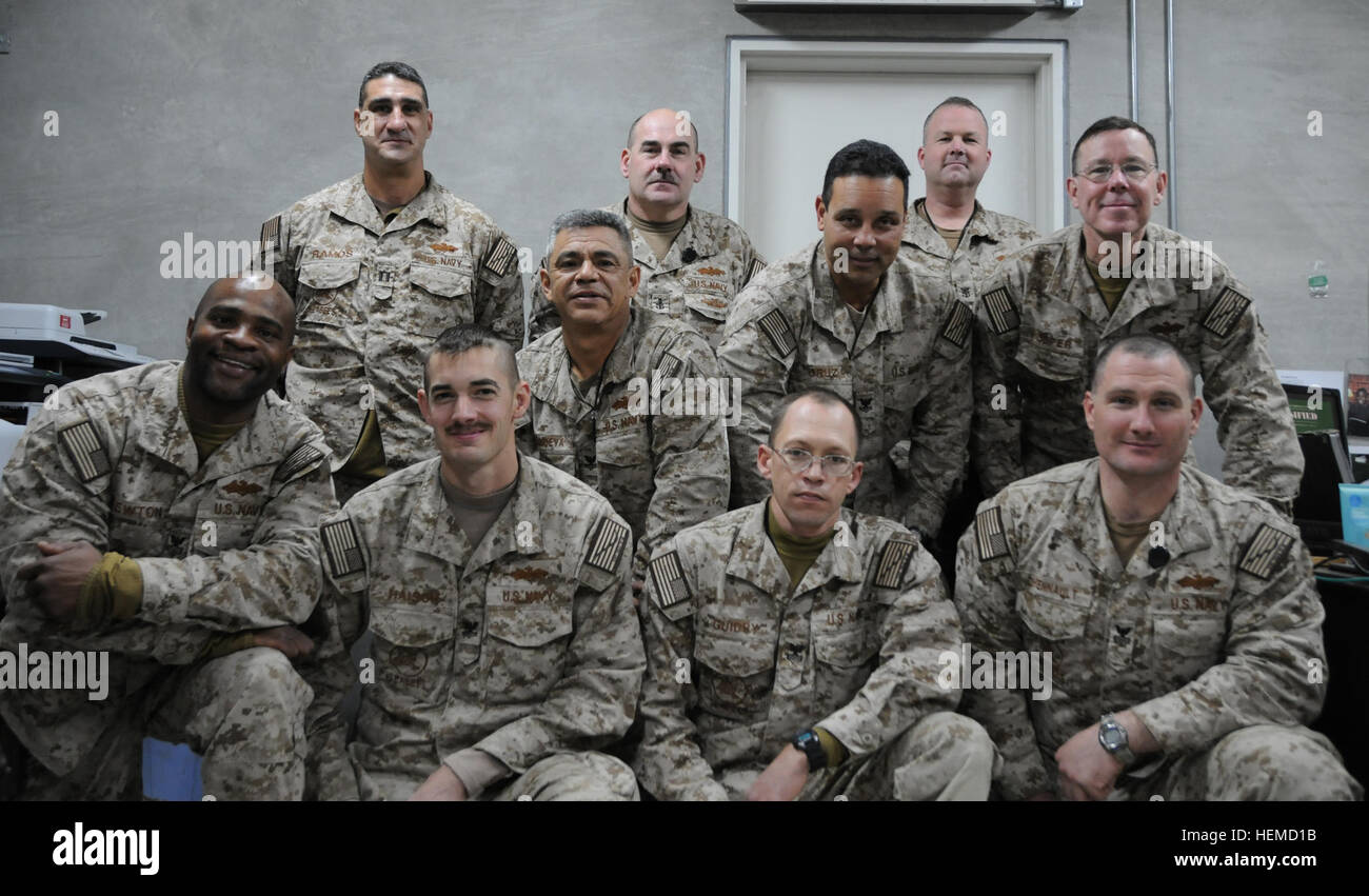 "Seabees" des 14. Naval Mobile Bau-Bataillon, aus Jacksonville, Florida, Möbel und persönliche Räume innerhalb des neu errichteten Krieger Recovery Center, Bagram Airfield, Afghanistan, 27. Dez. gebaut. Das Gerät versucht das Projekt, um ihre anderen Service-Mitgliedern zu helfen. Die Bänke, Wand-Partitionen und Holzinterieur geben die Service-Mitglieder eine entspanntere Atmosphäre in der Nähe von Craig Joint Theater Krankenhaus. Die WRC wird geleitet von 219. Medical Detachment (Bekämpfung des operativen Stress Control), Unterricht, Bereitstellung von Gruppen- und individuelle Beratung und Service-Mitglieder zu geben Stockfoto