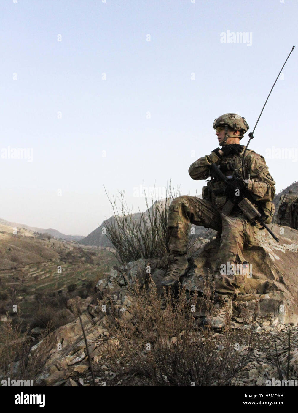 US Army Staff Sgt. Nathan Gauss, ein vorwärts Beobachter zugewiesenen Truppe C, 1. Staffel, 33. Kavallerieregiment, 3rd Brigade Combat Team, "Rakkasans," 101st Airborne Division (Air Assault), führt eine Radio-Kommunikationstest mit Luft-Waffen-Teams im Bereich von Nadir Schah Kot Bezirk, Afghanistan, 12. Januar 2013. Die Mission zielte auf die Informationsbeschaffung von Dorfältesten und mögliche Aufständischen Aktivitäten in der Umgebung zu stören. (Foto: U.S. Army Spc. Brian Smith-Dutton/freigegeben) ANSF Zähler Aufstand Mission führen, finden IED 130112-A-TT250-288 Stockfoto