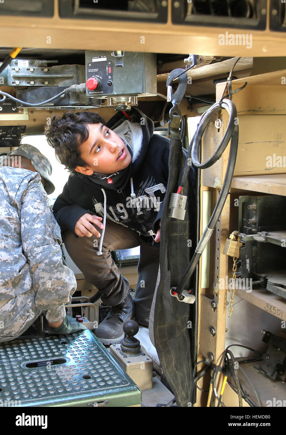 Internationalen Pfadfinder Chafic Saade, 13, direkten Service Truppe 965, untersucht eine Mine resistente Hinterhalt geschützte Fahrzeug mit der 47. Transportunternehmen im Camp Arifjan, Kuwait, Samstag, 12. Januar 2013. Soldaten der 47th bereitgestellt von Fort Bliss, Texas, gab den Pfadfindern einen Rundgang durch die Fahrzeuge und ihre Funktionen erklärt. (Foto: U.S. Army Sergeant William E. Henry, 38. Sustainment Brigade) Pfadfinder besuchen US-Soldaten in Kuwait 130112-A-TC907-003 Stockfoto