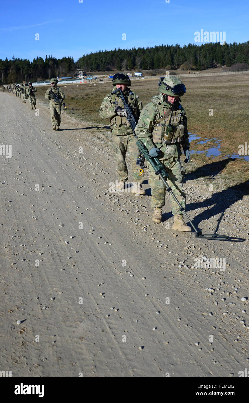 Georgische Armee Soldaten der 42. Infanterie-Bataillon Licht zugeordnet suchen simulierten improvisierte Sprengsätze während einer Mission Probe Übung (MRE) an den Joint Multinational Readiness Center in Hohenfels, Deutschland, 31. Januar 2013. Ein MRE dient zum trainieren und bewerten eine Einheit Fähigkeit zur Durchführung von Kampf und Aufstandsbekämpfung zusammen mit US-Marine Corps Regimental Combat Teams zur Unterstützung der NATO-geführten Sicherheits-Operationen in Afghanistan im Einsatz.  (US Armee-Foto von Pfc. James Stokes/freigegeben) Georgische Regimental Combat Team Mission Probe üben 130131-A-UW077 - Stockfoto