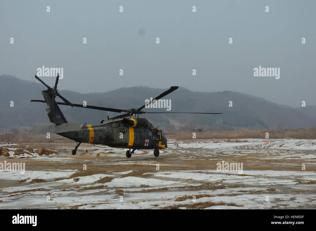 Ein US-Armee UH-60 Black Hawk Hubschrauber hebt ab nach Beantwortung eines simulierten medizinische Evakuierung von US-Soldaten der 6. Bataillon, 37. Feldartillerie-Regiment, 210. Fires Brigade, 2. US-Infanteriedivision, während ein Höhepunkt Training Übung (CTE) in der Provinz Gyeonggi-do, Südkorea, 31. Januar 2013 zugewiesen. CTEs sind Szenario-basierte Übungen, die Bereitschaft in individuellen und kollektiven Aufgaben zu bewerten.  (US Armee-Foto von Personal-Sergeant Carlos Davis/freigegeben) 6 37 FA führt medizinische Evakuierung training 130131-A-WG463-258 Stockfoto