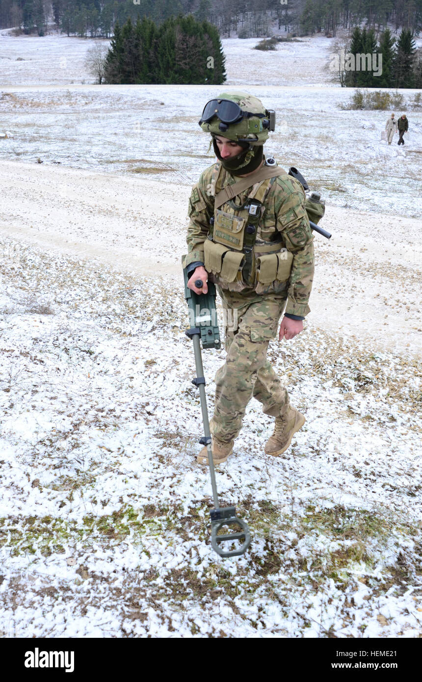 Ein georgischer Soldat von Bravo Company, 42. Licht-Infanterie-Bataillon verwendet einen Talon Metalldetektor für mögliche simulierte Sprengstoff während einer Mission Probe Übung (MRE) an den Joint Multinational Readiness Center in Hohenfels, Deutschland, 3. Februar 2013 zu scannen. Ein MRE dient zum trainieren und bewerten eine Einheit Fähigkeit zur Durchführung von Kampf und Aufstandsbekämpfung und Integration in ein US-Marine Corps Regimental Combat Team zur Unterstützung der International Security Assistance Force Einsätze in Afghanistan im Einsatz.  (US Armee-Foto von Spc. James Stokes/freigegeben) Georgische Regiments Stockfoto