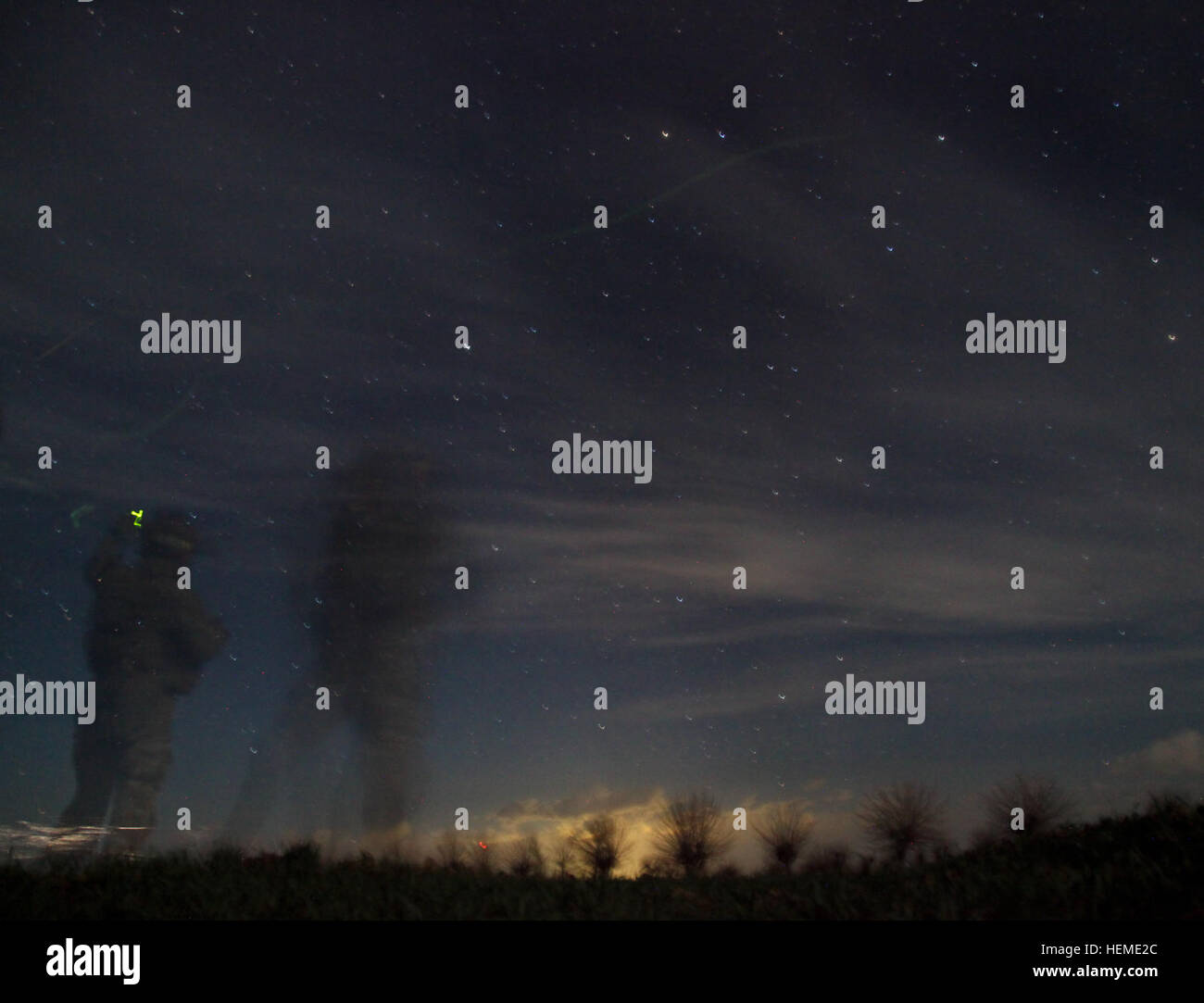 Ein afghanischer und Koalition Sicherheitstruppe bieten Sicherheit, nach einer Operation in Nad ' Ali District, Provinz Helmand, Afghanistan, 3. Februar 2013. Die Operation führte zur Festnahme eines Taliban-Führers, eine improvisierte Sprengkörper (IED) Spezialist war. Er war verantwortlich für die Beschaffung, Konstruktion und Vertrieb von IEDs und andere Formen der tödliche Hilfe zu Taliban-Führer, die in der Nad ' Ali Bezirk. Er leitete den Erwerb und die Lieferung von schweren Waffen an Aufständische Taliban für den Einsatz in Angriffe auf afghanische und Koalition Kräfte. (Foto: US-Armee von Sgt. Richard W. Jones Jr.) OP Stockfoto