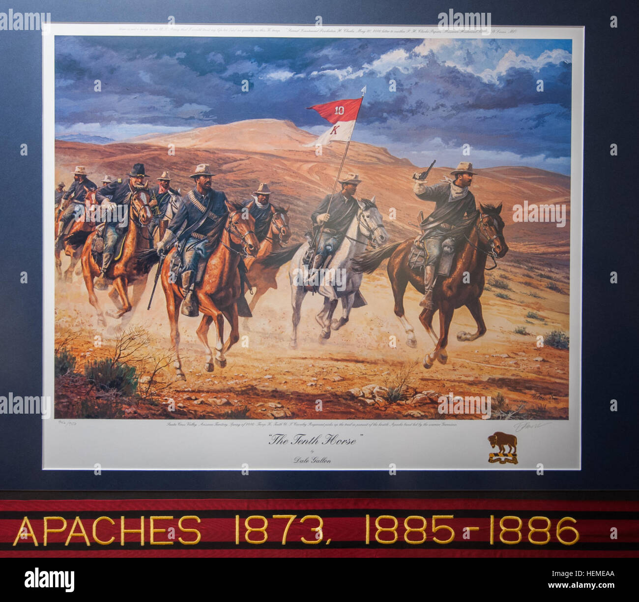 Hängen Sie Buffalo Soldier druckt, von berühmten historischen Künstler Dale Gallone, in der US-Armee Reserve Hauptquartier in Fort Bragg, N.C., 12. Februar 2013. Die Drucke, befindet sich im ersten Stock in der Nähe der USARC G-4, sind in Gedenken an Black History Month. In diesem Gemälde, Troop K holt 10. US-Kavallerie-Regiment der Weg bei der Verfolgung der feindlichen Apache-Band unter der Leitung von dem Krieger Geronimo. in Santa Cruz Valley, Arizona-Territorium. Büffel-Soldaten in USARC hervorgehoben angezeigt 130212-A-XN107-777 Stockfoto