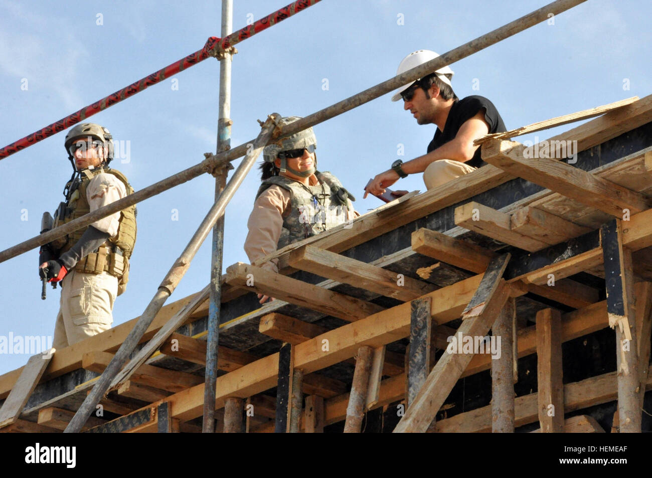 Margaret Benningfield, ein Qualitätsbeauftragter Bau mit Afghanistan Engineer District-Süd, inspiziert Bau auf einer Baustelle afghanischen nationalen Sicherheitskräfte in der Provinz Kandahar, Afghanistan, 12. Februar 2013. Nur etwa drei Prozent der amerikanischen Arbeitnehmer in das Baugewerbe sind Frauen. Abbau von Barrieren, Aufbau respektieren 130212-A-VE987-785 Stockfoto