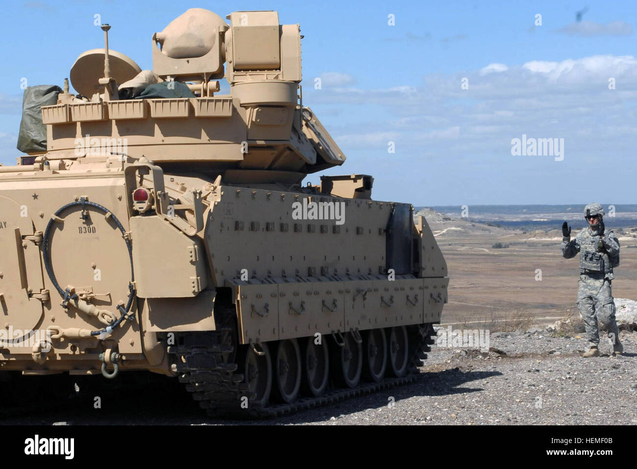 US Army Staff Sgt Brandon Crook, eine Feuerunterstützung Unteroffizier, Alpha-Truppe, 1. Staffel, 7. Kavallerie-Regiment zugewiesen leitet die Bewegung ein M3A3 Bradley Fighting Vehicle während des Brandes Team Zertifizierung in Fort Hood, Texas, 23. Februar 2013 unterstützen. Die Bradley Fighting Vehicle diente als Unterschlupf und Beobachtungsposten während der Zertifizierung-Übung. (US Armee-Foto von Sgt. John Couffer/freigegeben) Ironhorse Soldaten zertifizieren auf Call-for-Fire 130225-A-EO505-103 Stockfoto