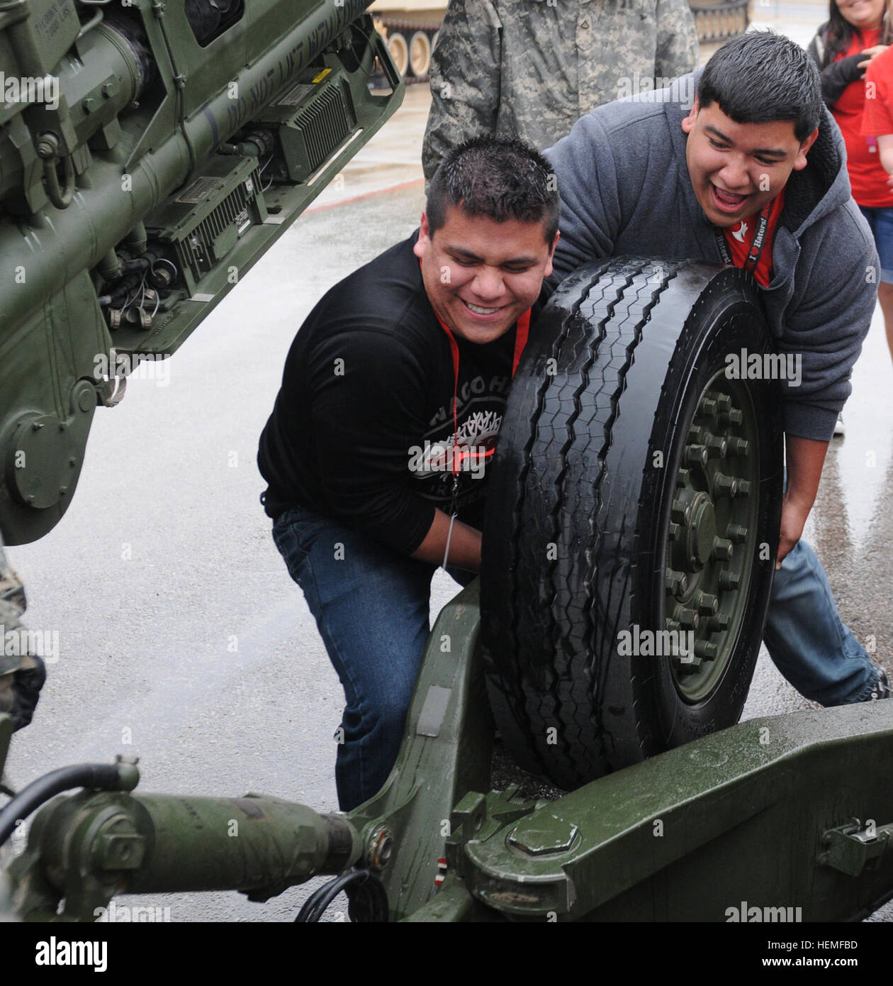130308-A-CJ112-320Students von Waco High School Junior Reserve Officer Training Corp versucht, einen Reifen mit einer Haubitze M777 bei der End-of-Jahres Exkursion WHS JROTC veranstaltet von 3. "Red Dragons" Bataillon, 82. Feldartillerie-Regiment, 2nd Brigade Combat Team, 1. Kavallerie-Division in Fort Hood, Texas, März 8 verbunden zurückziehen.  (Foto von Sgt. Quentin Johnson, 2BCT, 1. Cav Div PAO) "Roten Drachen" Host Waco JROTC Exkursion 130308-A-CJ112-320 Stockfoto