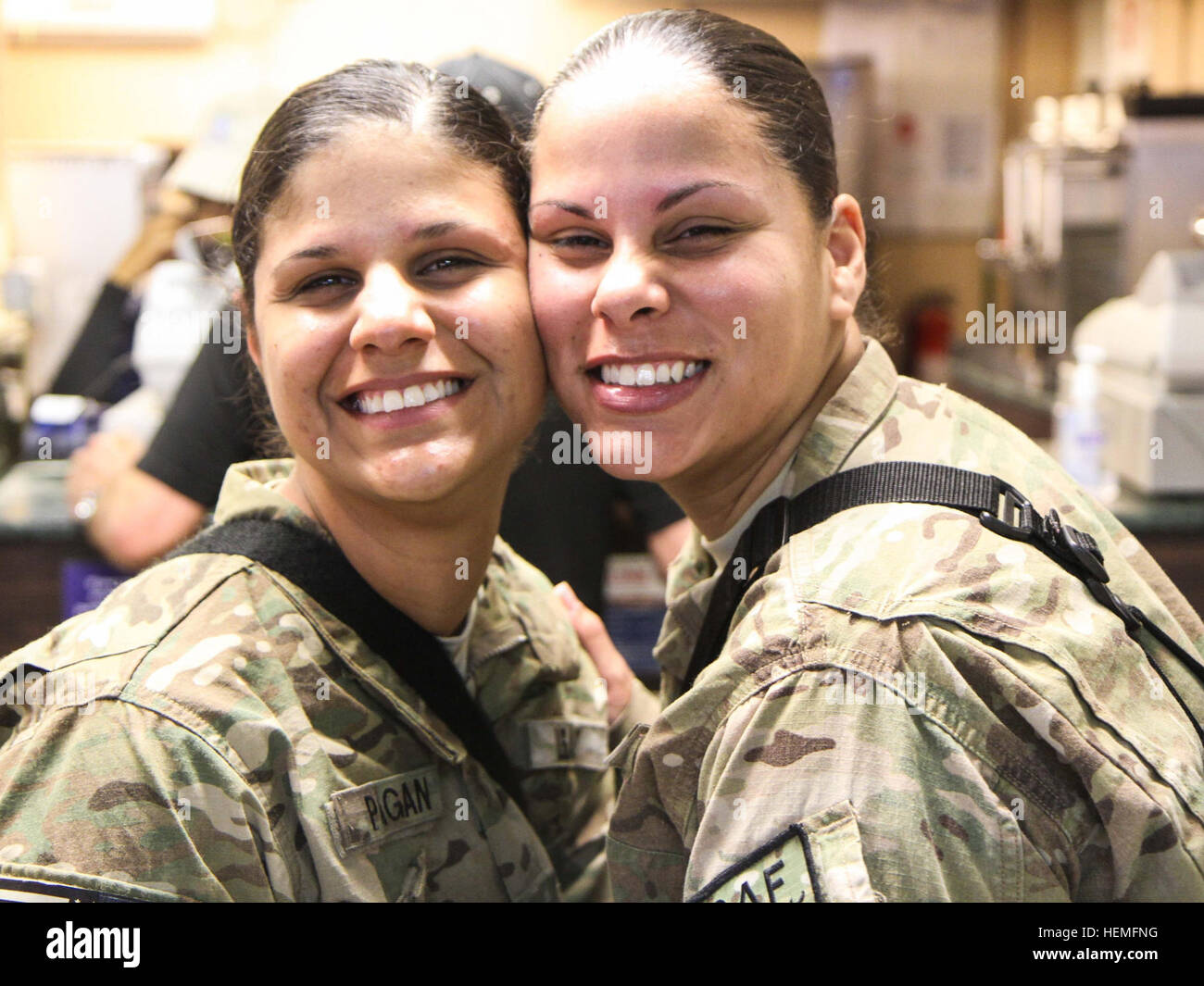 Armee Spc. Janice Pagan (links), eine automatisierte logistische Spezialist zugeordnet, nach vorne Unterstützungskompanie, 1. Bataillon, 187. Infanterie-Regiment, 3rd Brigade Combat Team "Rakkasans," 101st Airborne Division (Air Assault), mit ihrer Zwillingsschwester Armee Spc. Janet Pagan (rechts), Einheit Versorgung Spezialist 72nd Expeditionary Signal Battalion, Pose für ein Foto in Bagram Air Field, Afghanistan, 17. März 2013 zugewiesen. Trotz des Seins in separaten Einheiten, wurden beide Zwillinge innerhalb eines Monats von einander in Ostafghanistan eingesetzt. (Foto: U.S. Army Spc. Brian Smith-Dutton TF 3/101 Public Affairs) Zwillinge-r Stockfoto