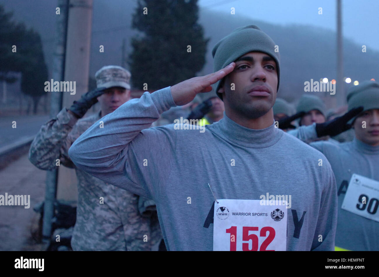 US Army Spc. Thomas Hall aus Cambridge, Ohio, einen Luft Verteidigung Schlacht Management System Operator zugewiesen, Hauptsitz und zentrale Batterie 210. Fires Brigade der 2. Infanterie-Division, macht ehrt die Flagge der Vereinigten Staaten während des 210. Fires Brigade besten Krieger-Wettbewerbs, bevor er im Lauf Event von der körperlichen Fitness-Test auf Camp Casey, Dongducheon, Südkorea beteiligt sich , 18. März 2013. 210. Fires Brigade beste Krieger Wettbewerb ist ein Einzelwettbewerb, das zeigt die 210. Fires Brigade Kampfbereitschaft deter Aggressivität gegenüber t Stockfoto