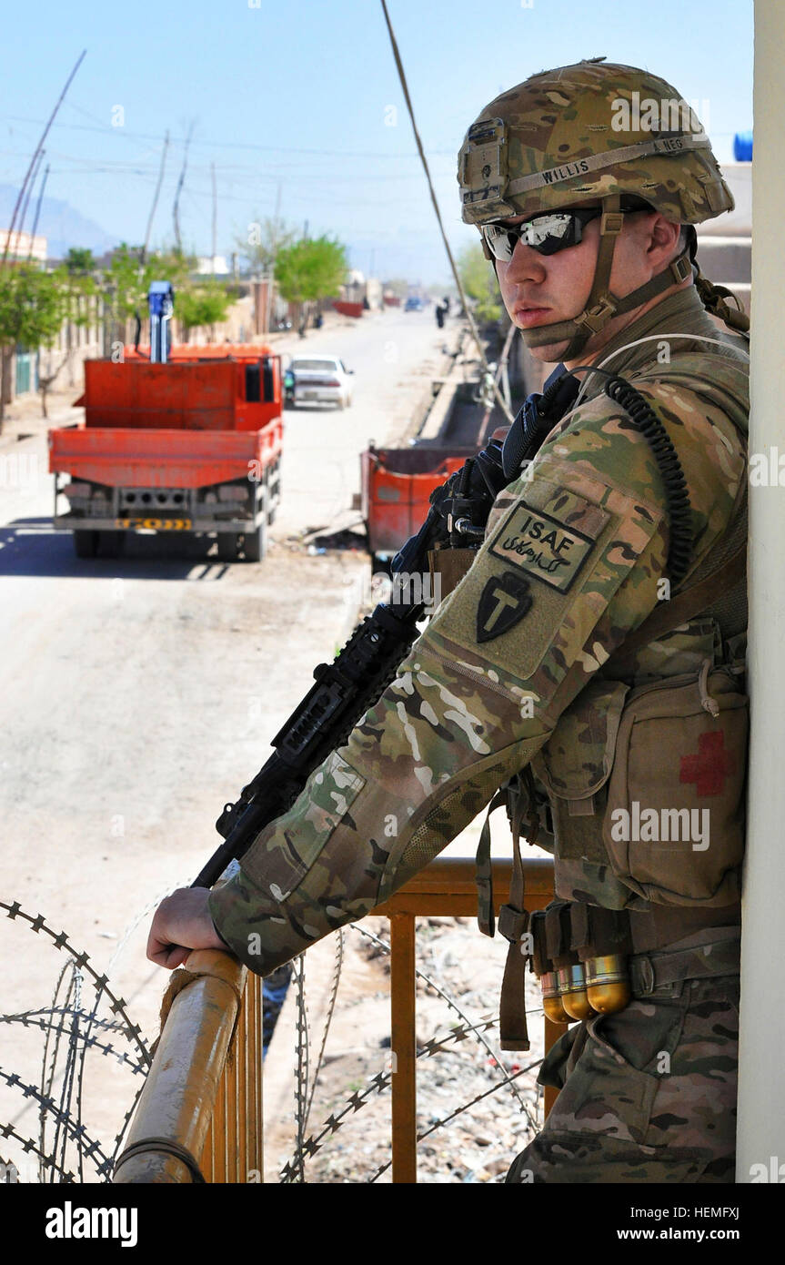 US Armee Sgt. Peter Willis, mit dem 56. Infanterie Brigade Combat Team, Texas National Guard, Uhren Verkehr von einem Wachturm auf einem Polizeirevier von Tarin Kot in der Provinz Uruzgan, Afghanistan, 25. März 2013 übergeben. Willis ist ein Mitglied des Sicherheitsteams Kraft Hilfe, die die afghanischen Uniform Polizei in Tarin Kot Mentoren. (US Armee-Foto von Sgt. Jessi Ann McCormick/freigegeben) Afghanische Bombe Beseitigung Offizier Rettung von Menschenleben in Uruzgan 130325-A-FS372-053 Stockfoto