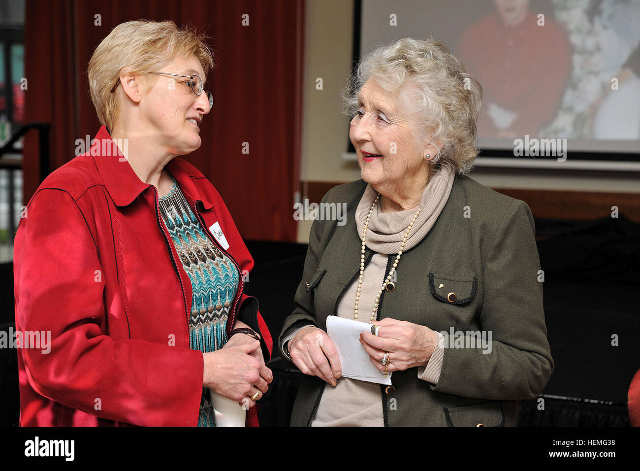 Oberst Ava C. Davis, US-Armee Afrika stellvertretender Chirurg, spricht mit Noreen Riols, britischer Spion des zweiten Weltkriegs, vor dem Treffen mit der Gemeinschaft der Caserma Ederle, Vicenza, Italien, 28. März 2013, im Rahmen des Monat Geschichte der Frauen. (US Armee-Foto von Paolo Bovo, JMTC Vicenza - Italien/freigegeben) Noreen Riols, dem zweiten Weltkrieg britische Spion 130328-A-JM436-014 Stockfoto