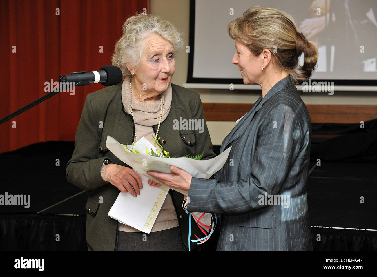 Noreen Riols, WWII britische Spion, erhält einen floralen Tribut als Gastredner bei der Frauen History Month am 28. März 2013 in Caserma Ederle, Vicenza, Italien.  (US Armee-Foto von Paolo Bovo JM436 7 JMTC Vicenza - Italien/freigegeben Noreen Riols, dem zweiten Weltkrieg britischer Spion 130328-A-JM436-033 Stockfoto