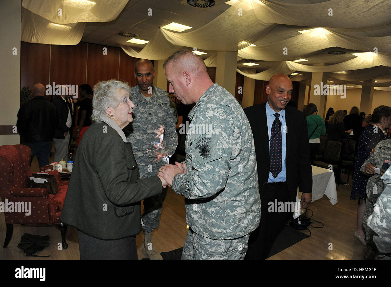 Command Sergeant Major Jeffery Stitzel, USARAF Command Sergeant Major, Noreen Riols Danke, WWII britische Spion für ihren Beitrag zur Frauen History Month am 28. März 2013 in Caserma Ederle, Vicenza, Italien. (US Armee-Foto von Paolo Bovo JM436 7 JMTC Vicenza - Italien/freigegeben Noreen Riols, dem zweiten Weltkrieg britischer Spion 130328-A-JM436-041 Stockfoto