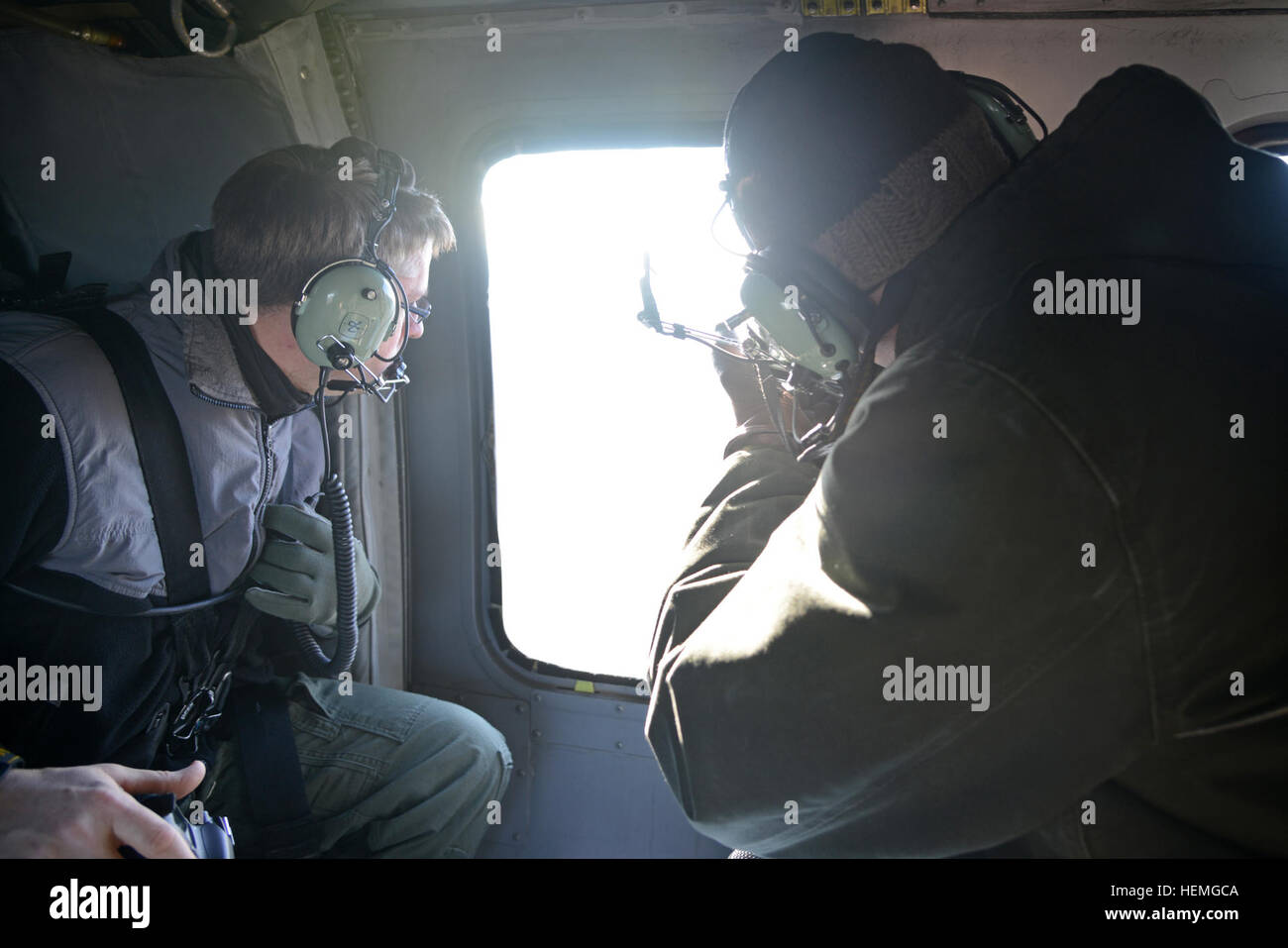 Matthew Thomas, Chef des Training Support Center (TSC) Stuttgart mit siebte Armee Joint Multinational Training Command, schaut aus dem Fenster ein UH-60 Black Hawk während eines Fluges Luftaufnahmen, Martin Greeson, Spezialist für visuelle Informationen mit TSC Stuttgart nimmt Fotos zu historischen Zwecken auf 27. November 2013. Luftbildfotografie 131127-A-KD154-005 Stockfoto