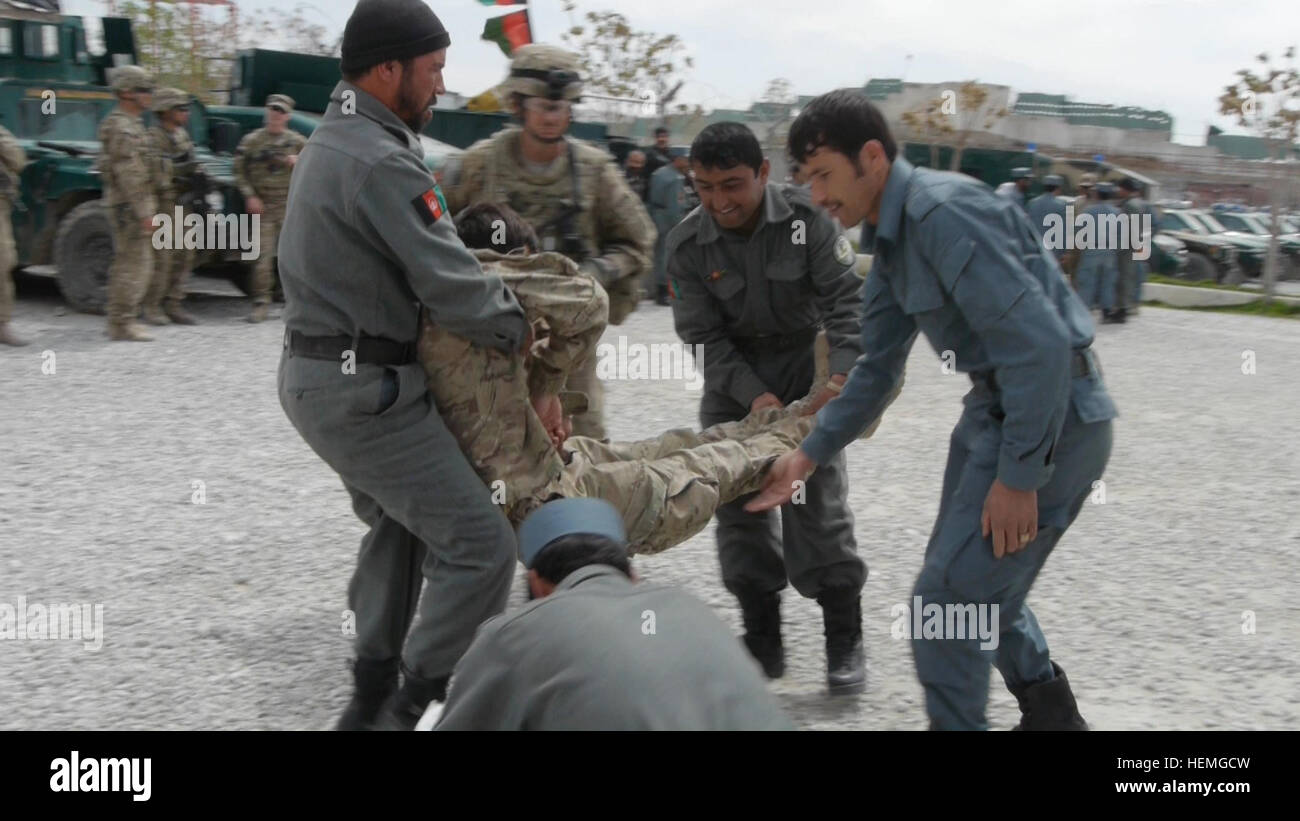 Afghanische Polizisten mit dem Reserve-Bataillon von Qalat transportieren einen Unfall während des praktischen Trainings der Extraklasse zu bekämpfen Lebensretter von US-Armee Sanitäter mit dem 1. Bataillon, 41. Feld Artillerie, 1st Armored Brigade Combat Team, kombiniert Task Force Raider, 3rdInfantry Division und Sicherheit Kraft Hilfe Team unterrichtet 21 29. Infantry Brigade Combat Team, Hawaii National Guard in Qalat in der Provinz Zabul , Afghanistan, 3. April 2013. Die Polizisten werden den Rest ihres Bataillons auf taktische erste Hilfe in den kommenden Monaten trainieren. (US Armee-Foto von Spc. Tim Morgan/freigegeben) Afghanische uniformierten Polic Stockfoto