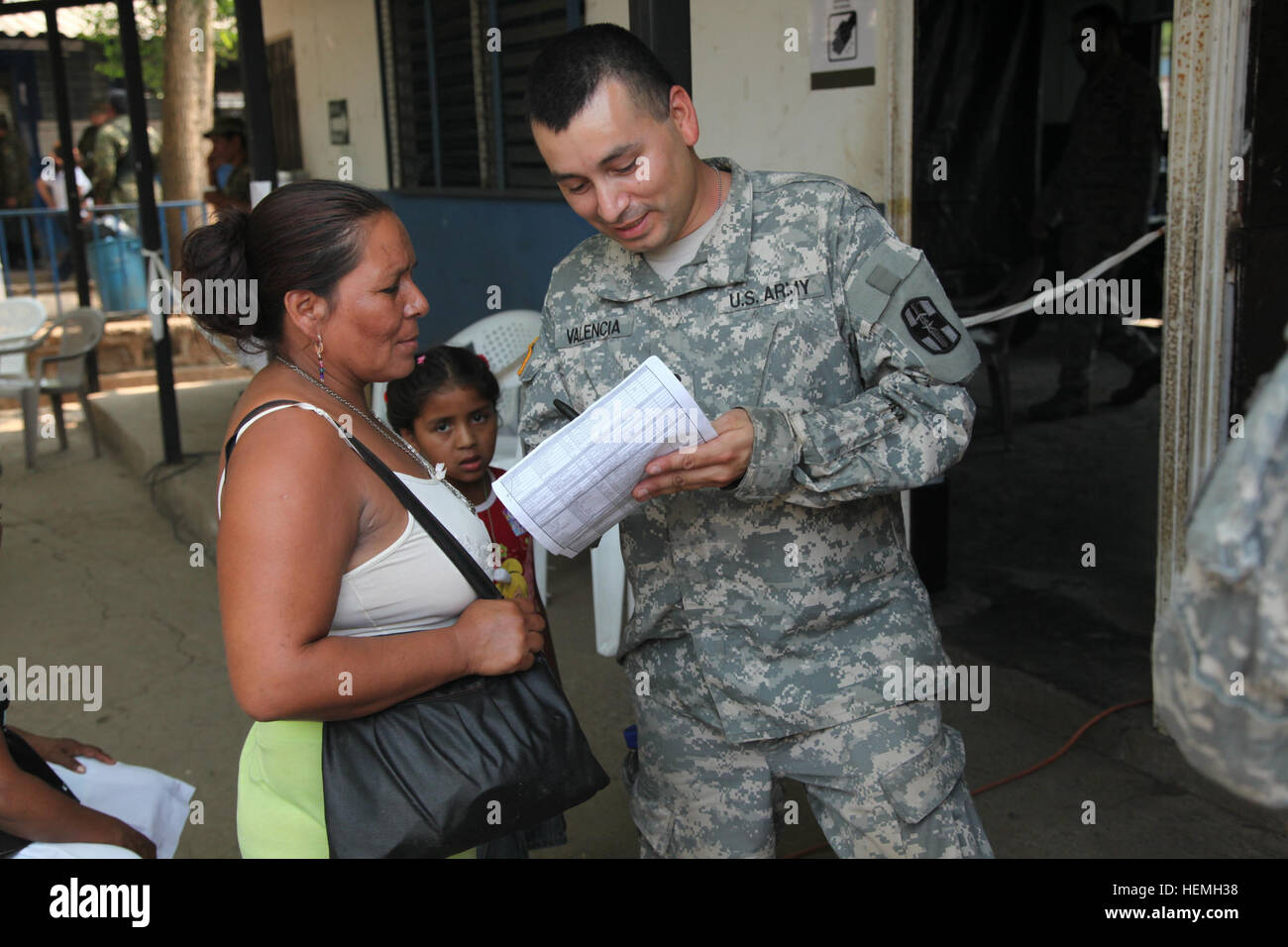 US Army Spc. Peter Valencia mit dem 349. Combat Support Hospital, Joint Task Force Jaguar übersetzt Anweisungen zur Einnahme verordnet Medizin an einen Benutzer auf eine kostenlose medizinische Klinik bei Beyond the Horizon am Caluco, El Salvador, 18. April 2013. Hinter dem Horizont ist Vorsitzender des unter der Regie der Joint Chiefs Of Staff, US Southern Command geförderte gemeinsame kombinierten Bereich und Ausbildung humanitäre Bewegung.  (Foto: US-Armee Sgt. 1. Klasse Horace Murray/freigegeben) Medizinische Bereitschaft Übung in Caluco 130418-A-MO736-111 Stockfoto