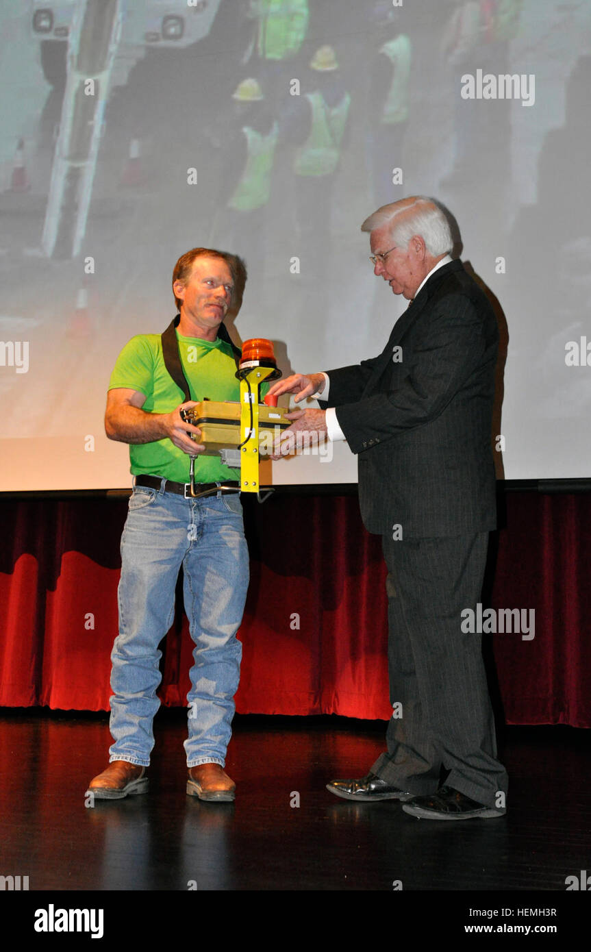 Treviicos-Soletanche Joint Venture Mitarbeiter Greg Popplewell hält eine Switch-Box, mit denen US-Abgeordneter Hal Rogers, R-Somerset, Kommando über seine Crew um die Barriere-Wand am Wolf Creek Dam in Jamestown, Kentucky, 19. April 2013 abzuschließen.  (US Armee-Foto von Mark Rankin/freigegeben) Beamte sagen Lake Cumberland auf dem Vormarsch mit Barriere Wand komplette 130419-A-BO243-280 Stockfoto