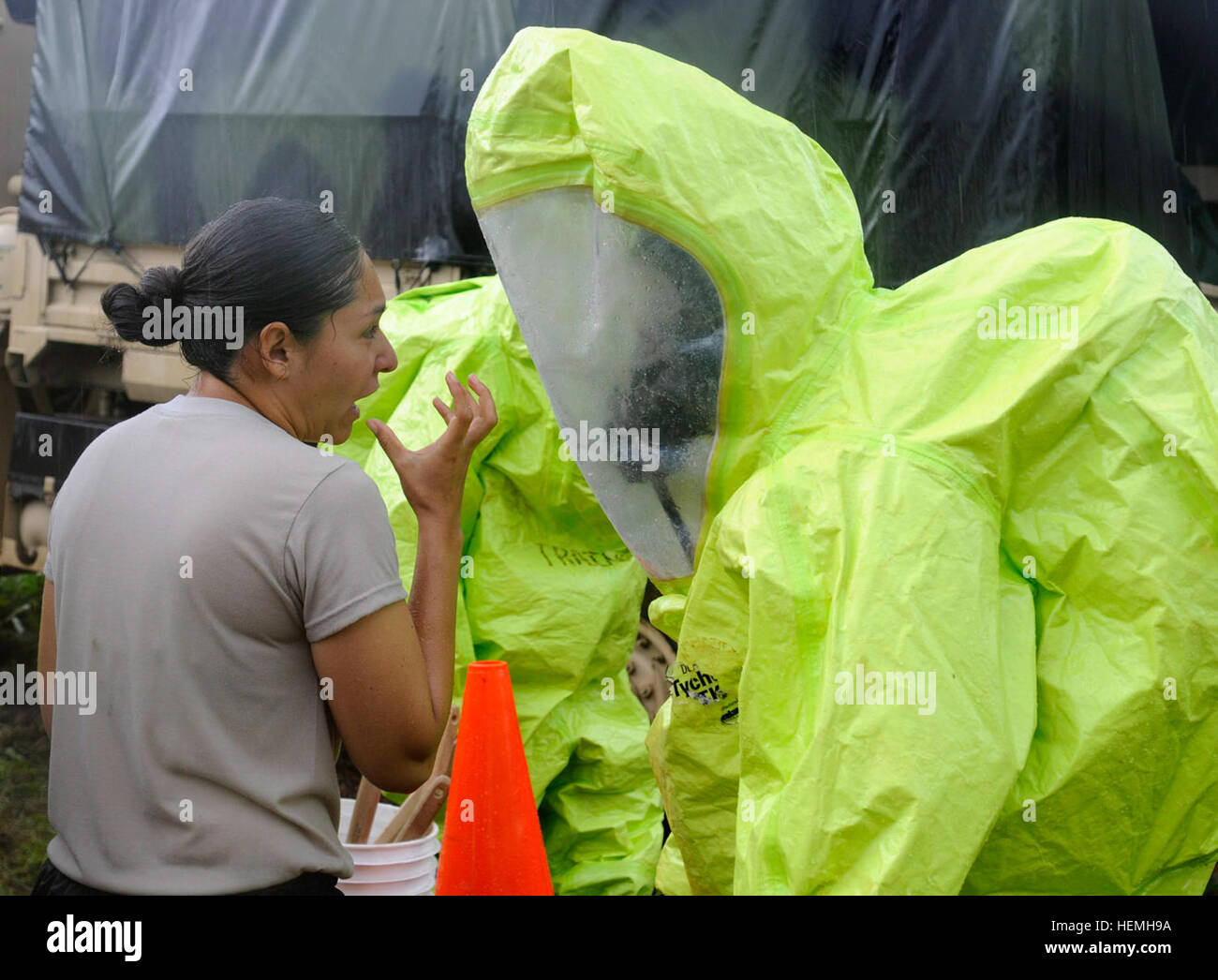 Die 71st Chemical Company der 8th Military Police Brigade führte Atmungs- und Aufklärungskontrollen im Rahmen einer Massendekontamination von Unfallopfern in Schofield Barracks auf Hawaii durch. Stockfoto