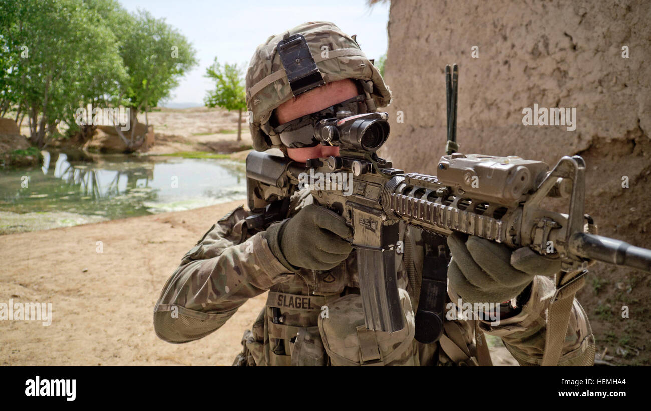 Armee Pvt. First Class Frederick Slagel, Telefon Funker für dritten Zug, Aztec Company, 2. Bataillon, 23. Infanterie-Regiment, 4. Stryker Brigade Combat Team, zweite Infanterie-Division, bietet Sicherheit für seinen Kader während eine afghanische Armee führte Suche nach Waffen und Sprengstoff Caches in einem Dorf in der Provinz Zabul, Afghanistan, April 25. Betrieb Blackhawk Talon aufgenommen Soldaten aus dem 2. Eskadron, 1. Kavallerie-Regiment und afghanische Soldaten von der National Defense Center. (Foto: U.S. Army Spc. Tim Morgan) Betrieb Blackhawk Talon 130425-A-QA210-686 Stockfoto