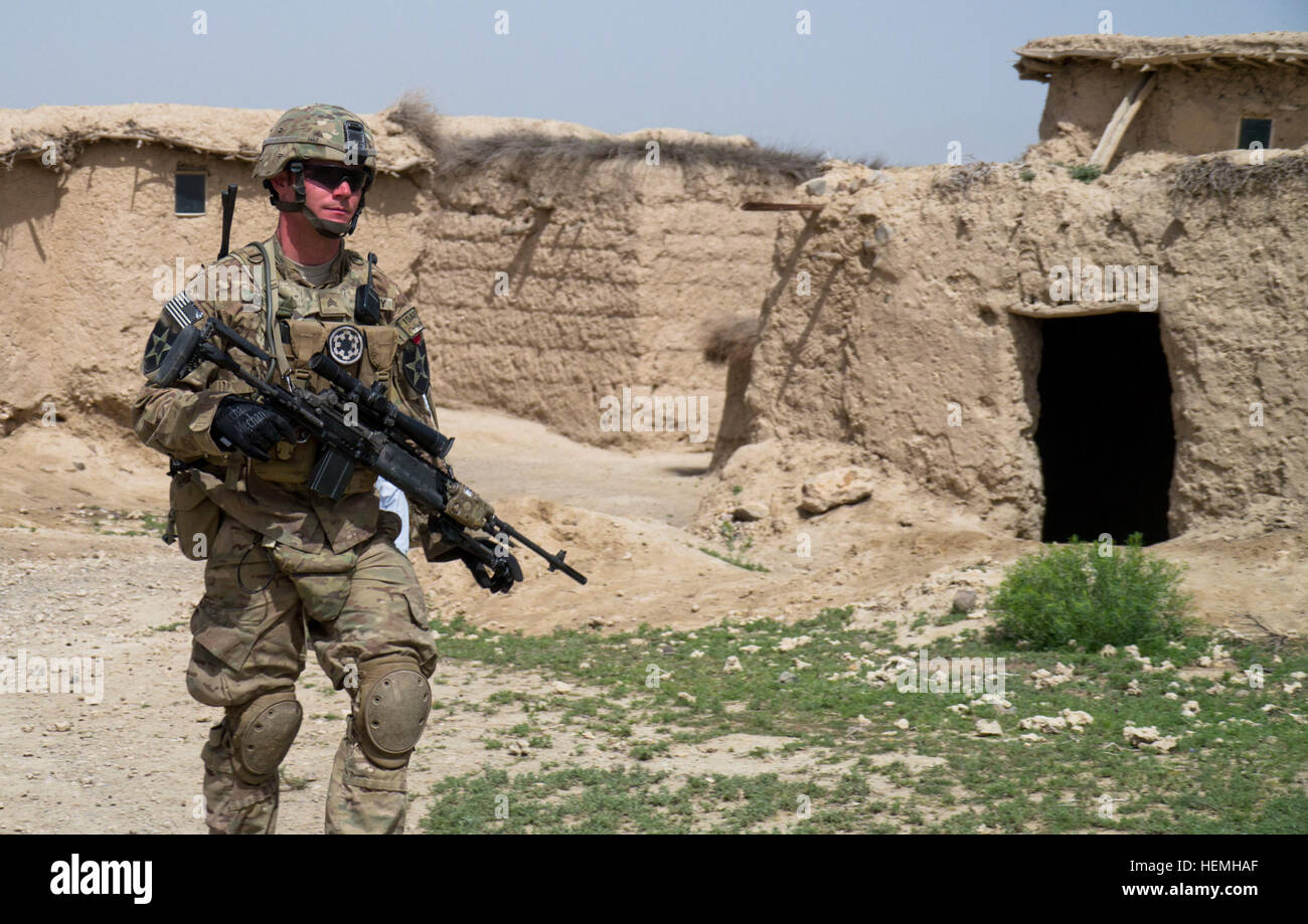 Armee Sgt. Miguel Diaz, Dritter Zug, Aztec Company, 2. Bataillon, 23. Infanterie-Regiment, 4. Stryker Brigade Combat Team, zweite Infanterie-Division, Patrouillen die Außenseite eines Dorfes während eine afghanische Nationalarmee led Suche für Waffen und Sprengstoff in Zabul Provinz, Afghanistan, April 25 zwischenspeichert. Betrieb Blackhawk Talon aufgenommen Soldaten aus dem 2. Eskadron, 1. Kavallerie-Regiment und afghanische Soldaten von der National Defense Center. (Foto: U.S. Army Spc. Tim Morgan) Betrieb Blackhawk Talon 130425-A-QA210-235 Stockfoto