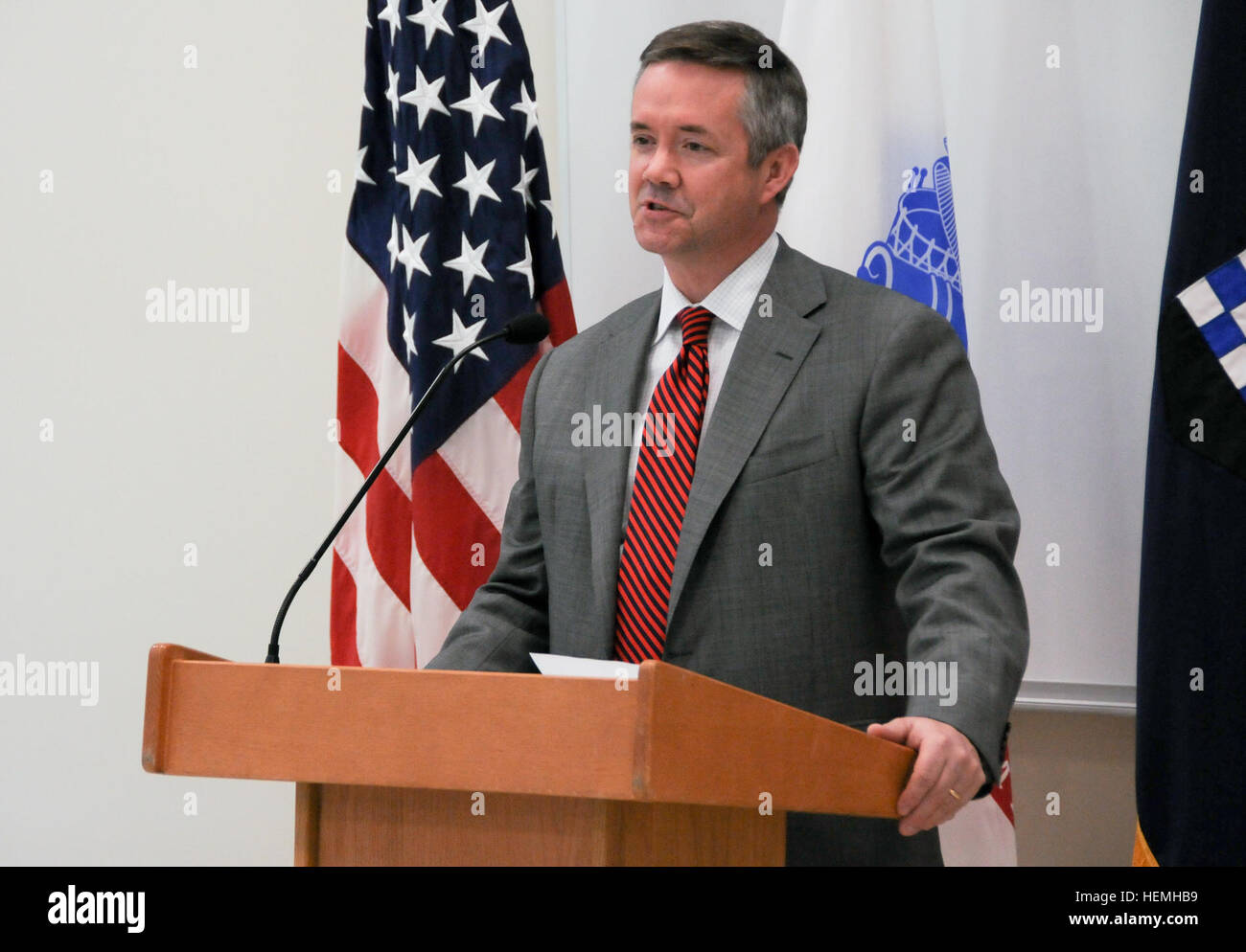 John Knapp, Virginia State Direktor für US-Senator Tim Kaine, spricht bei der Eröffnungszeremonie für die neue Armee Reserve Center auf Fort A.P. Hill, VA., 25. April 2013. Die $ 12 Millionen-Anlage ist zertifiziert Leadership in Energie- und Environmental Design (LEED) Gold, überschreiten die Mindestanforderung der Bundesrepublik LEED Silver. Das Gebäude verfügt über eine geothermische Heizung, Lüftung und Klimaanlage (HVAC) System, tankless Warmwasser Heizung und LED-Innenbeleuchtung.  (Foto: U.S. Army Staff Sgt Shawn Morris) Armee-Reserve Debüts neue energieeffiziente Trainingscenter 130425-A-VX676-003 Stockfoto