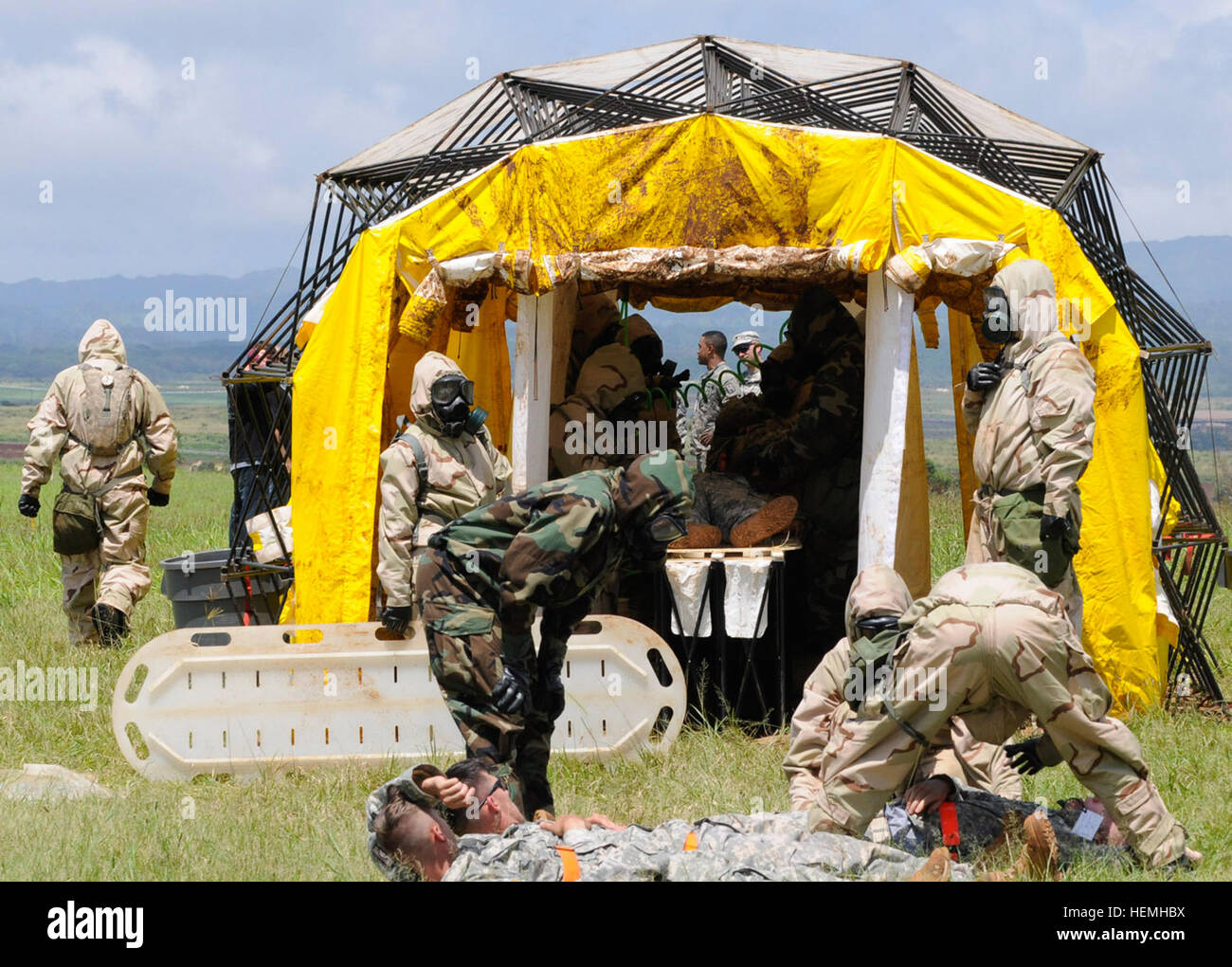Soldaten der 71. Chemikalienkompanie, 8. Militärpolizeibrigade, transportieren simulierte Patienten in Würfe, um sie in einem Massenlager zur Dekontaminierung von Unfallopfern während einer Konsequenz-Management-Übung in Schofield Barracks, Hawaii, zu behandeln. Stockfoto