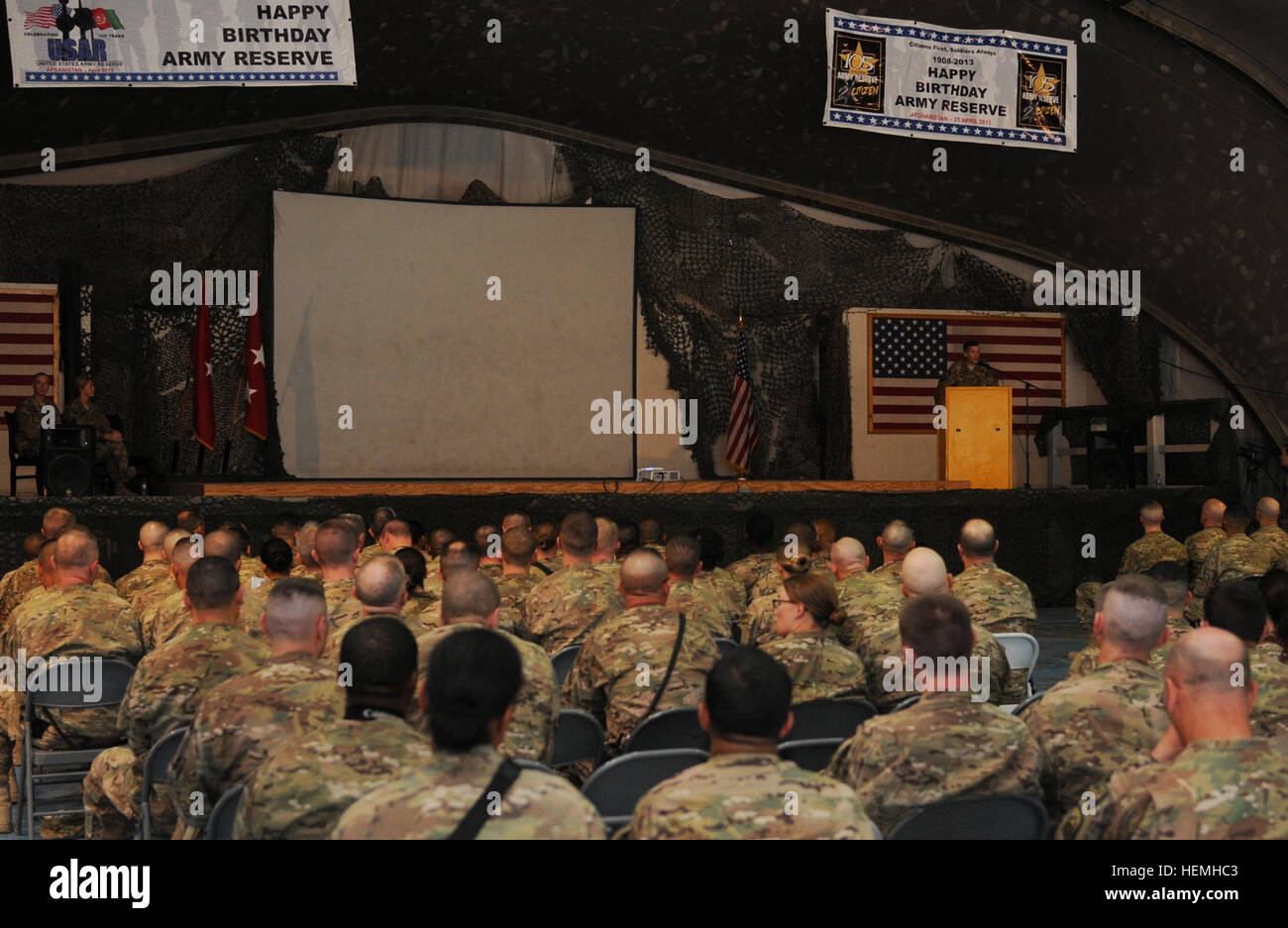 Generalleutnant Jeffrey Talley, Kommandierender general, US Army Reserve Command, befasst sich mit Soldaten während der Gedenkfeiern zum 105. Geburtstag von der US Army Reserve in Bagram Air Field, Afghanistan, 25. April 2013. Die US Army Reserve Command-Team besucht Truppen in ganz Afghanistan eingesetzt. Der Armee zu reservieren, 1908 gegründet, als eine Reserve-Korps des medizinischen Personals, 148 verschiedene militärische Besetzung Spezialitäten und fast 20 Prozent der Gesamtkraft der Armee. Derzeit gibt es mehr als 6.000 Armeereserve Bürger-Soldaten im Ausland im Einsatz. Armee-Reserve-Befehl-Team Stockfoto