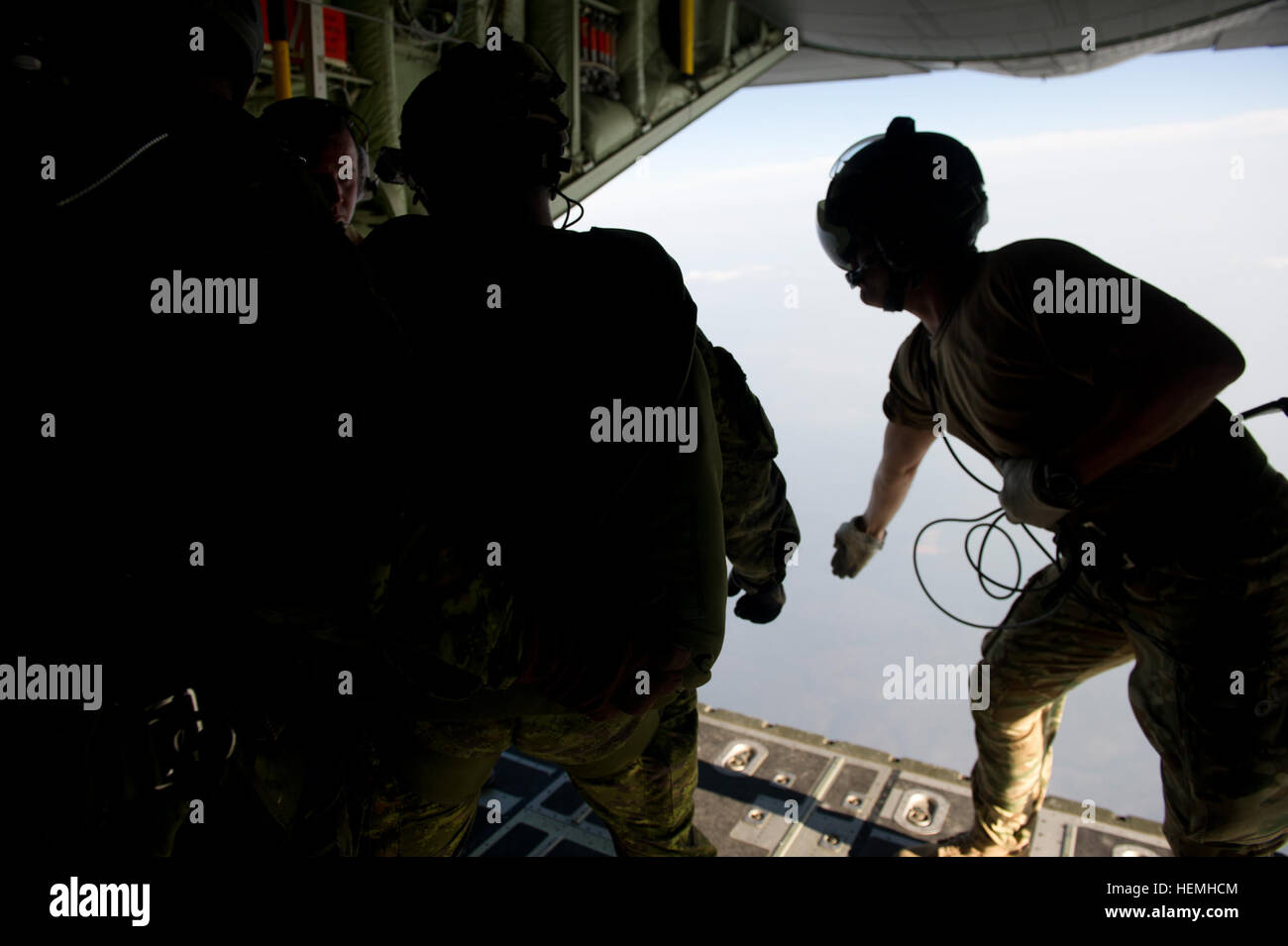 Ein Crew-Mitglied eine Königliche Luftwaffe c-130 gibt das Signal für die Soldaten von der Canadian Special Operations Regiment, Green Berets von 7th Special Forces Group (Airborne) und Para-Rettung Flieger aus der Air Force Special Operations Command zu beginnen, beenden eine britische c-130 Hurlburt Field, Florida, April. 25, 2013. Sondereinsätze Mitglieder aus Koalition nahm Kräfte in großer Höhe, die niedrige Öffnung während Übung Smaragd Warrior, Smaragd Warrior Fallschirmsprünge ist eine Übung zur Verfügung, unregelmäßige Training auf taktischer und operativer Ebene. Die Übung beteiligt alle Zweige der Stockfoto