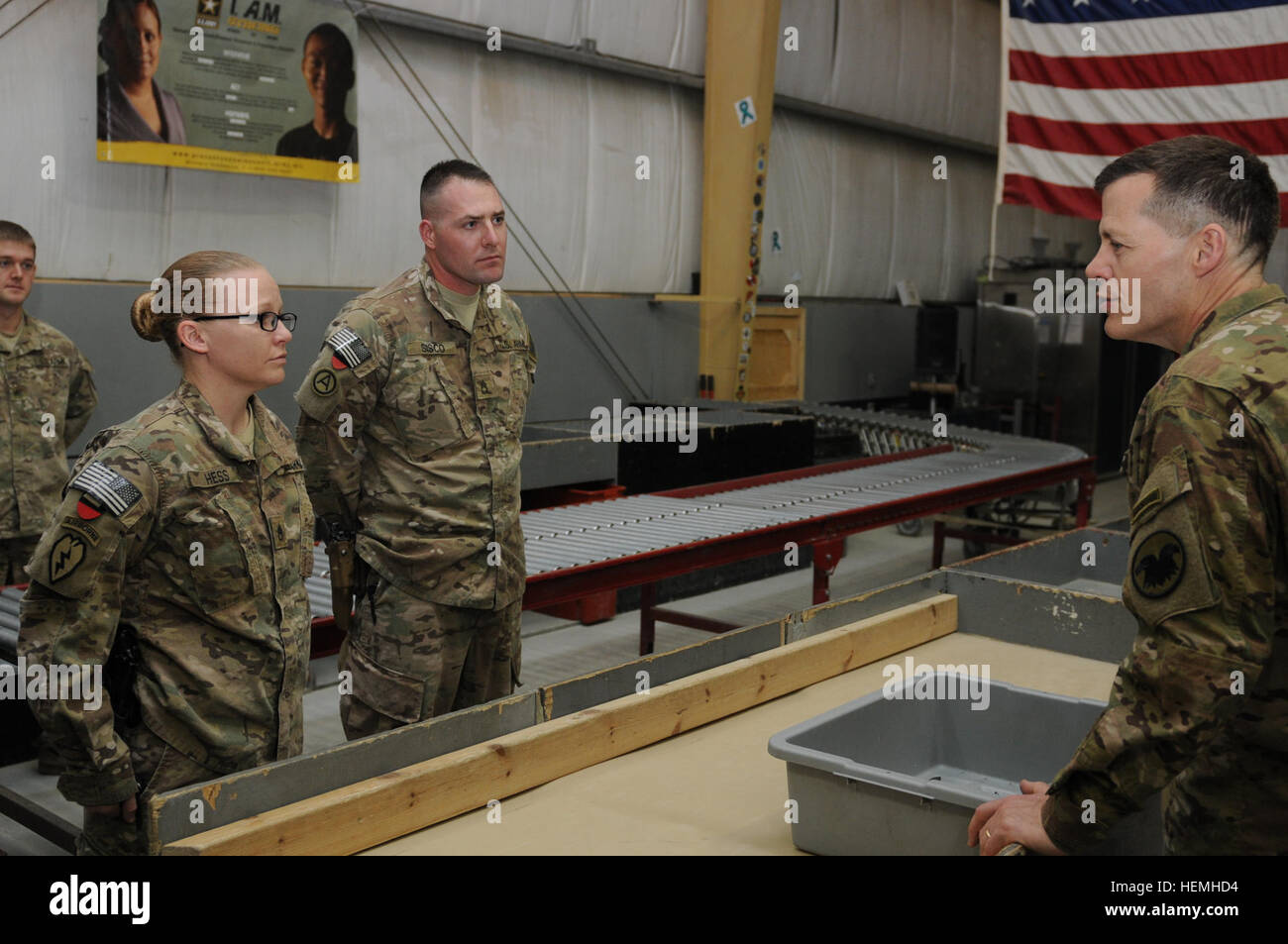 Soldaten aus den 396th Military Police Company beschreiben es mission zum Generalleutnant Jeffrey Talley, Kommandierender general, US-Armee-Reserve-Befehl, während seines Besuchs in Bagram Air Field, Afghanistan, am 25. April 2013. Die 396th, nach Hause mit Sitz in Colorado, ist eine Zoll-Mission ausführen, Inspektion von Gepäck und Container ankommende und abfliegende Afghanistan. Der Armee zu reservieren, 1908 gegründet, als eine Reserve-Korps des medizinischen Personals, 148 verschiedene militärische Besetzung Spezialitäten und fast 20 Prozent der Gesamtkraft der Armee. Derzeit gibt es mehr als 6.000 Armeereserve citize Stockfoto